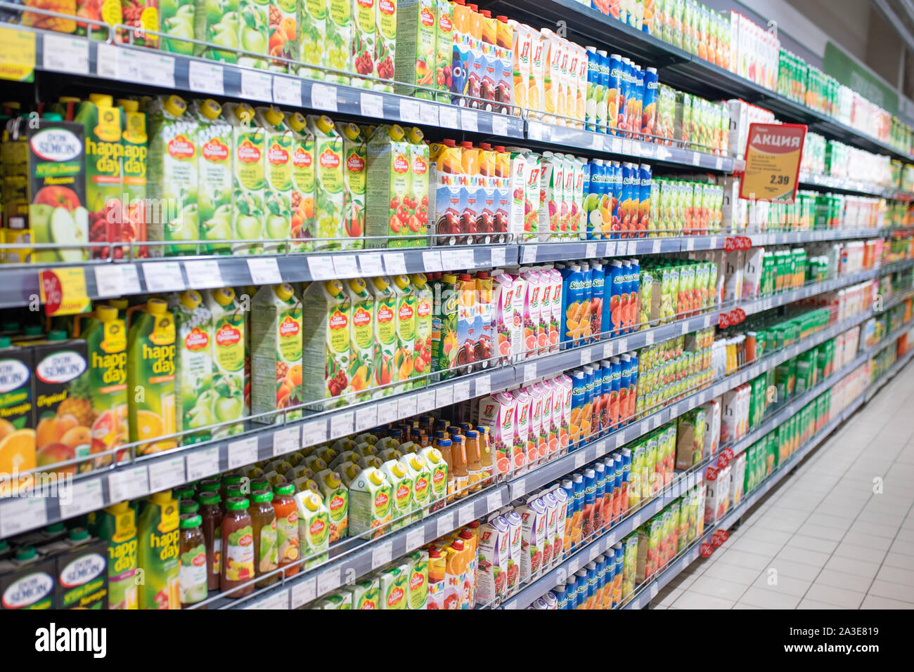 Minsk, Belarus - 27 septembre 2019 : un compteur avec différents jus et nectars dans un supermarché. Banque D'Images