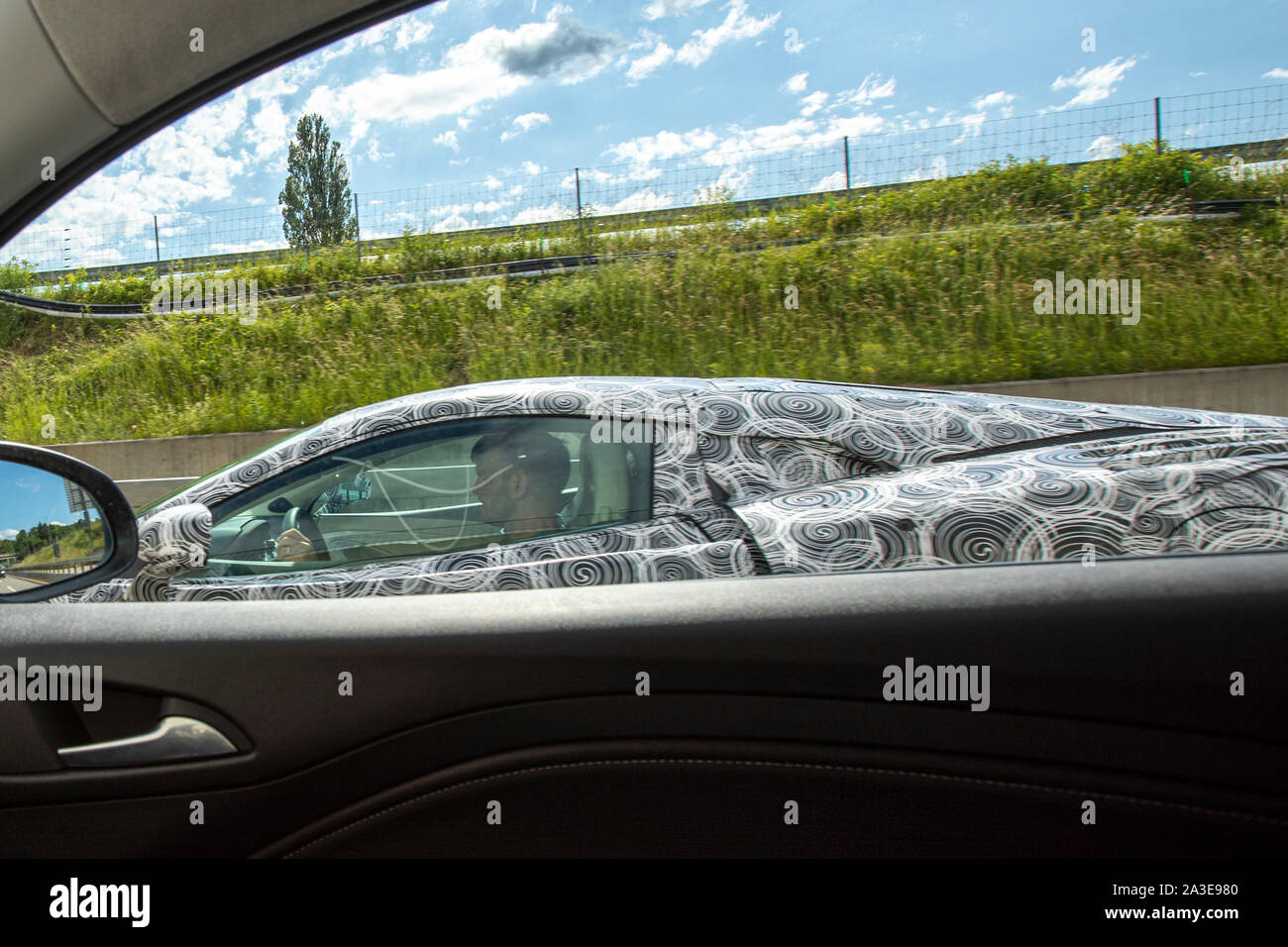 Un vehiche McLaren GT test prototype photographié faisant essais routiers en Suisse. L'extrémité arrière et l'admission d'air fortement avec les deux bandes camo camouflé et l'utilisation des panneaux. Les feux arrière sont cachés sous panneau mesh. Le nouveau modèle a d'abord annoncé à l'Auto Salon de Genève 2019, mais les détails au sujet de la voiture a été d'abord publié en mai la même année. Ces images ont été prises en juin 2019 et diffère de l'heure in ayant sauté sur le panneaux supplémentaires et le côté arrière, ainsi que des feux arrière camouflées. Le contour de la queue sont visibles à travers la bande. Banque D'Images