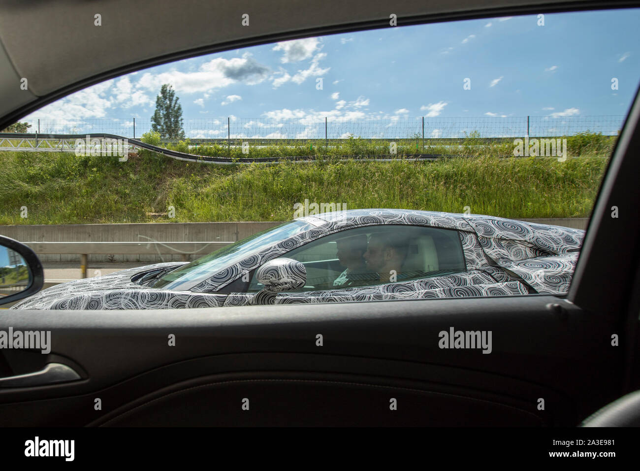 Un vehiche McLaren GT test prototype photographié faisant essais routiers en Suisse. L'extrémité arrière et l'admission d'air fortement avec les deux bandes camo camouflé et l'utilisation des panneaux. Les feux arrière sont cachés sous panneau mesh. Le nouveau modèle a d'abord annoncé à l'Auto Salon de Genève 2019, mais les détails au sujet de la voiture a été d'abord publié en mai la même année. Ces images ont été prises en juin 2019 et diffère de l'heure in ayant sauté sur le panneaux supplémentaires et le côté arrière, ainsi que des feux arrière camouflées. Le contour de la queue sont visibles à travers la bande. Banque D'Images