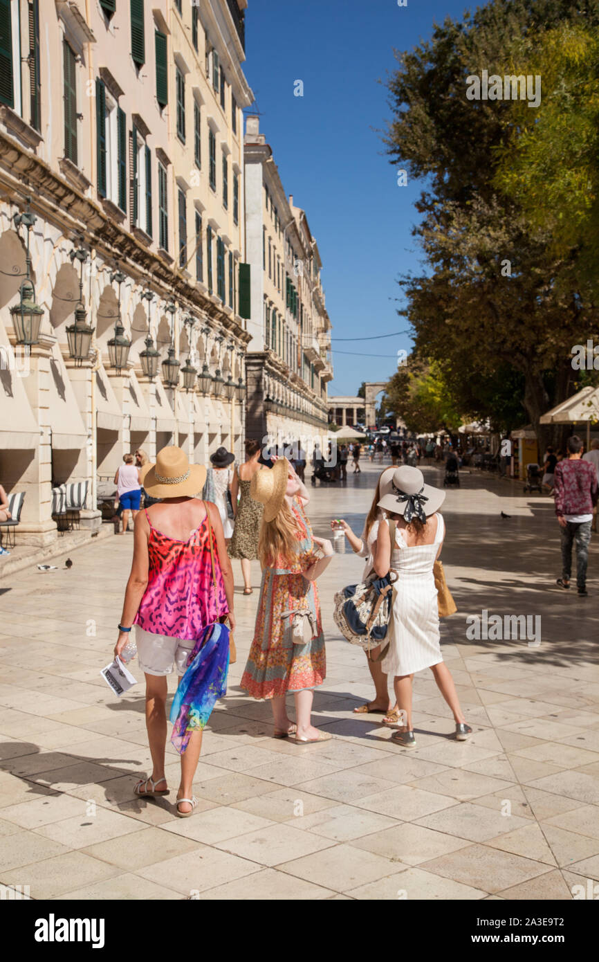Les vacanciers et touristes gens excursionnistes au Liston arcade dans la ville grecque de Corfou Grèce au cours d'une journée ensoleillée Banque D'Images