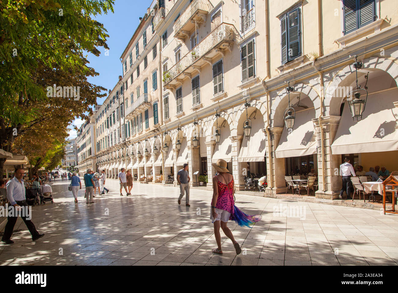 Les vacanciers et touristes gens excursionnistes au Liston arcade dans la ville grecque de Corfou Grèce au cours d'une journée ensoleillée Banque D'Images