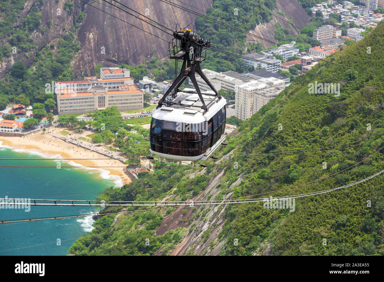 Rio de Janeiro/Brésil - 20 octobre 2018 : Vue aérienne du sommet de mont du Pain de Sucre (Pão de Açúcar) et le célèbre téléphérique (Bondinho). Banque D'Images