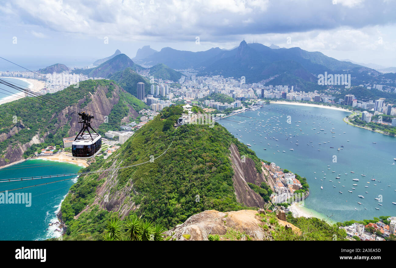 Rio de Janeiro/Brésil - 20 octobre 2018 : Vue aérienne du sommet de mont du Pain de Sucre (Pão de Açúcar) et le célèbre téléphérique (Bondinho). Banque D'Images