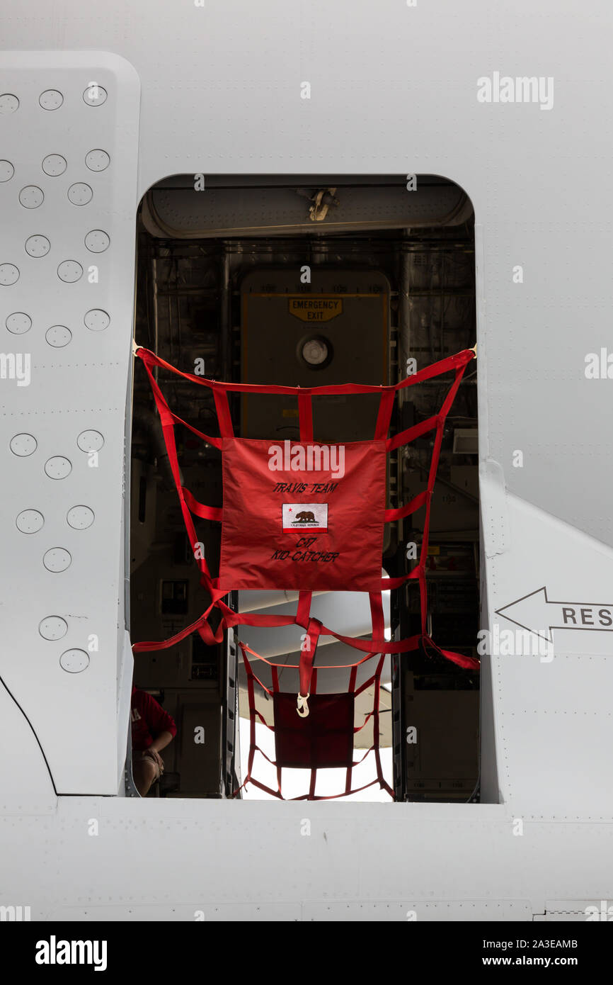 La trappe d'un Boeing C-17 Globemaster III de cargo est couvert par un filet de sécurité pour enfants Catcher alors qu'en exposition statique à l'Airshow de Fort Wayne. Banque D'Images
