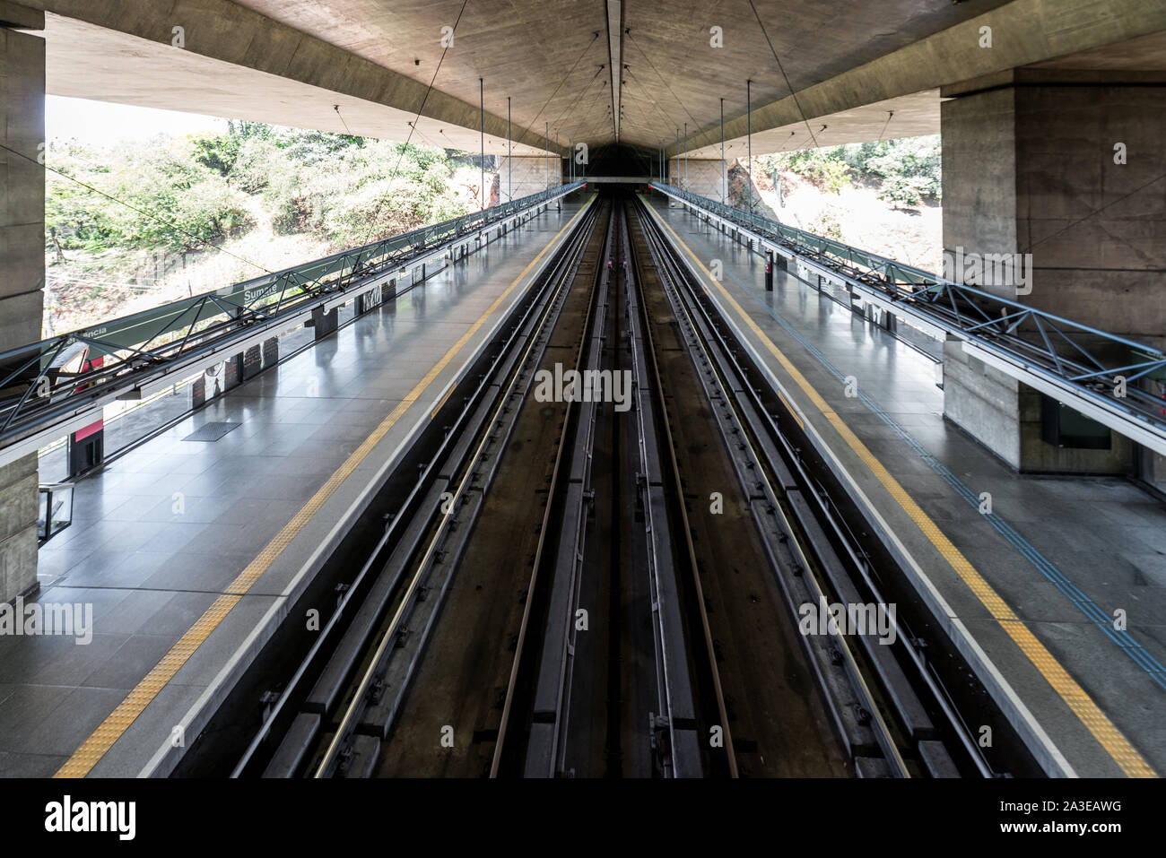 SAO PAULO, BRÉSIL - 05 octobre, 2019 : horizontale photo d'architecture étonnante de la station de métro Sumaré, situé à Sao Paulo, Brésil Banque D'Images