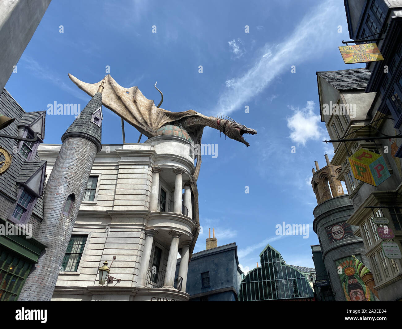 Orlando, FL/USA-10/6/19 : le dragon sur le haut de la banque Gringotts dans le chemin de traverse partie du monde magique de Harry Potter à Universal attraction Banque D'Images