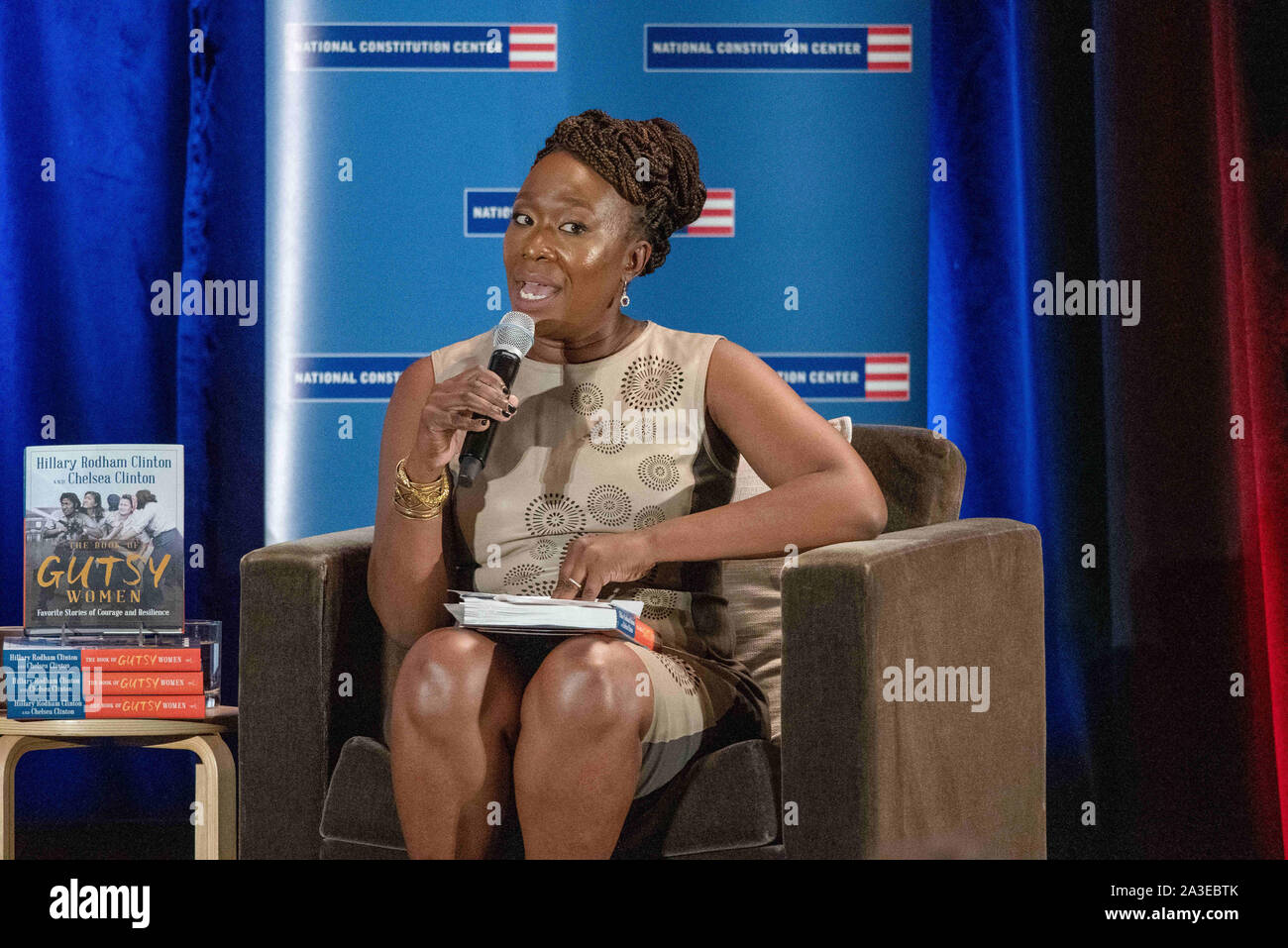 Philadelphie, Pennsylvanie, USA. Oct 7, 2019. JOY REID de MSNBC modère une discussion avec Hillary et sa fille Chelsea à parler de leur nouveau livre et plus encore au National Constitution Center de Philadelphie PA Credit : Ricky Fitchett/ZUMA/Alamy Fil Live News Banque D'Images Philadelphie, Pennsylvanie, USA. Oct 7, 2019. JOY REID de MSNBC modère une discussion avec Hillary et sa fille Chelsea à parler de leur nouveau livre et plus encore au National Constitution Center de Philadelphie PA Credit : Ricky Fitchett/ZUMA/Alamy Fil Live News Banque D'Images