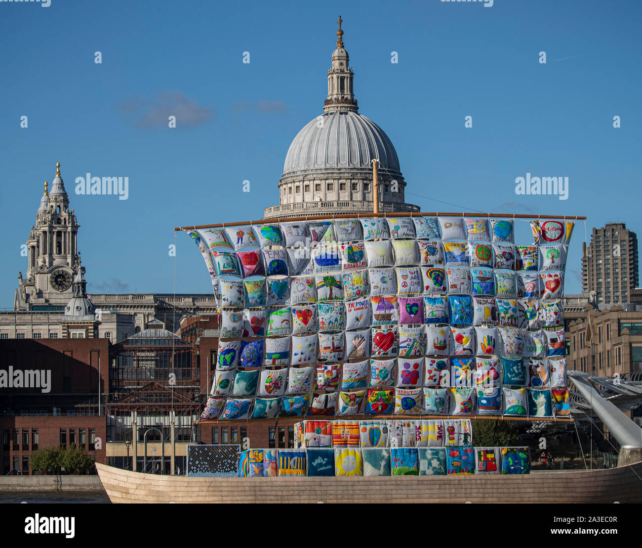 Navire de la tolérance sur la rivière Thams à Londres, en face de la Tate Modern Museum et la Cathédrale St Paul Banque D'Images