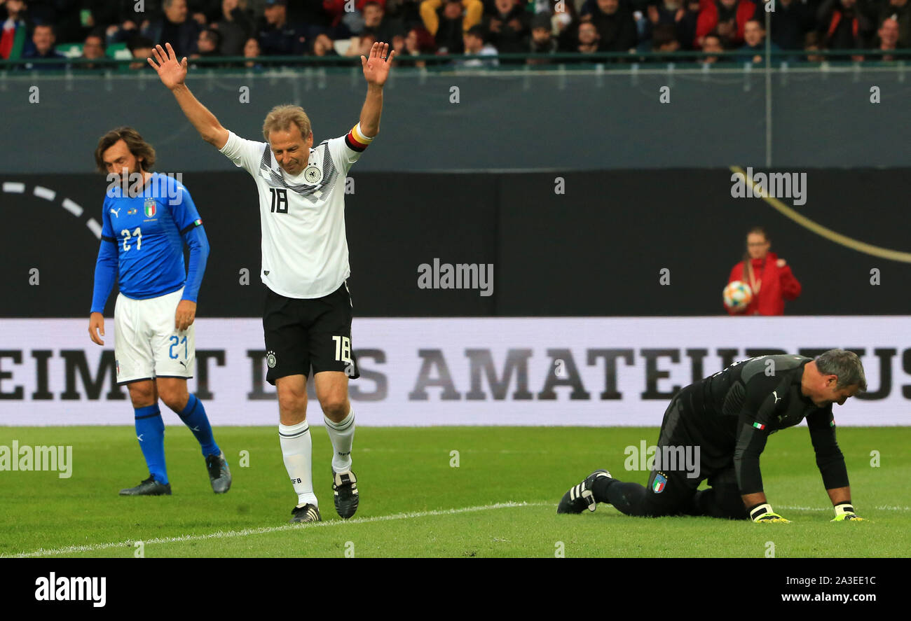 Furth, Allemagne. 07Th Oct, 2019. Jurgen Klinsmann (C) de la DFB All Stars réagit pendant le match de foot entre toutes les étoiles et DFB Azzurri Légendes à Furth, Allemagne, le 07 octobre, 2019. Le match s'est terminé 3-3. Crédit : Philippe Ruiz/Xinhua/Alamy Live News Banque D'Images