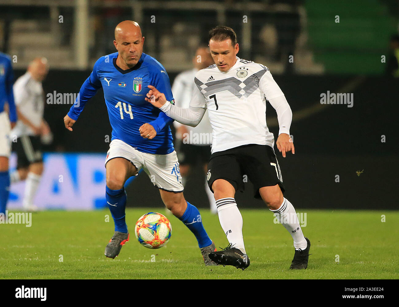 Furth, Allemagne. 07Th Oct, 2019. Piotr Trochowski (R) de la DFB All Stars rivalise avec Luigi Di Biagio de légendes Azzurri pendant le match de foot entre toutes les étoiles et DFB Azzurri Légendes à Furth, Allemagne, le 07 octobre, 2019. Le match s'est terminé 3-3. Crédit : Philippe Ruiz/Xinhua/Alamy Live News Banque D'Images