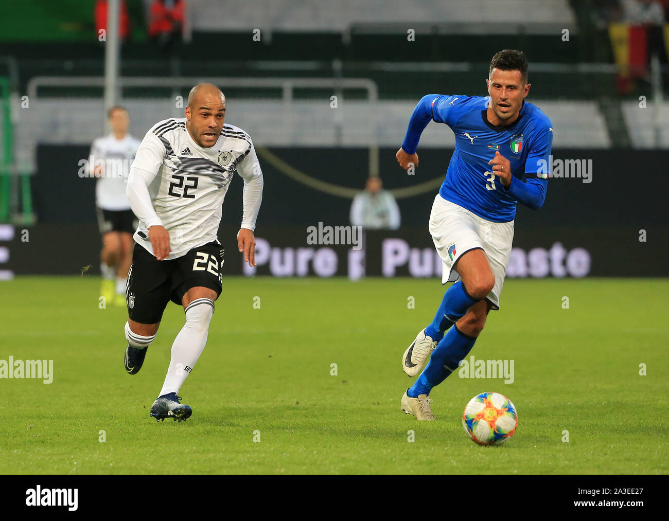 Furth, Allemagne. 07Th Oct, 2019. David Odonkor (L) de la DFB All Stars rivalise avec Fabio Grosso de légendes Azzurri pendant le match de foot entre toutes les étoiles et DFB Azzurri Légendes à Furth, Allemagne, le 07 octobre, 2019. Le match s'est terminé 3-3. Crédit : Philippe Ruiz/Xinhua/Alamy Live News Banque D'Images