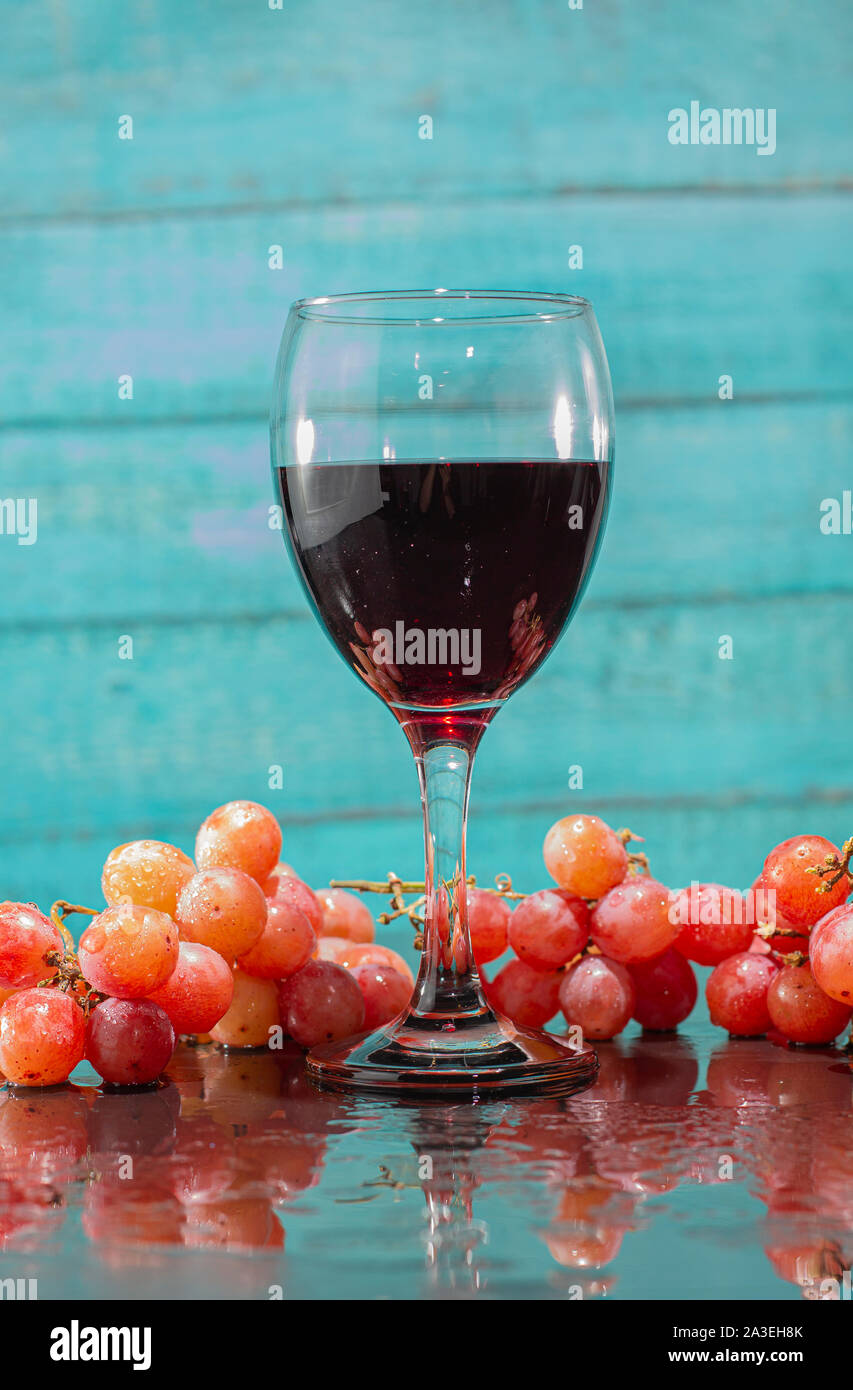 Verre de vin rouge et les raisins Banque D'Images