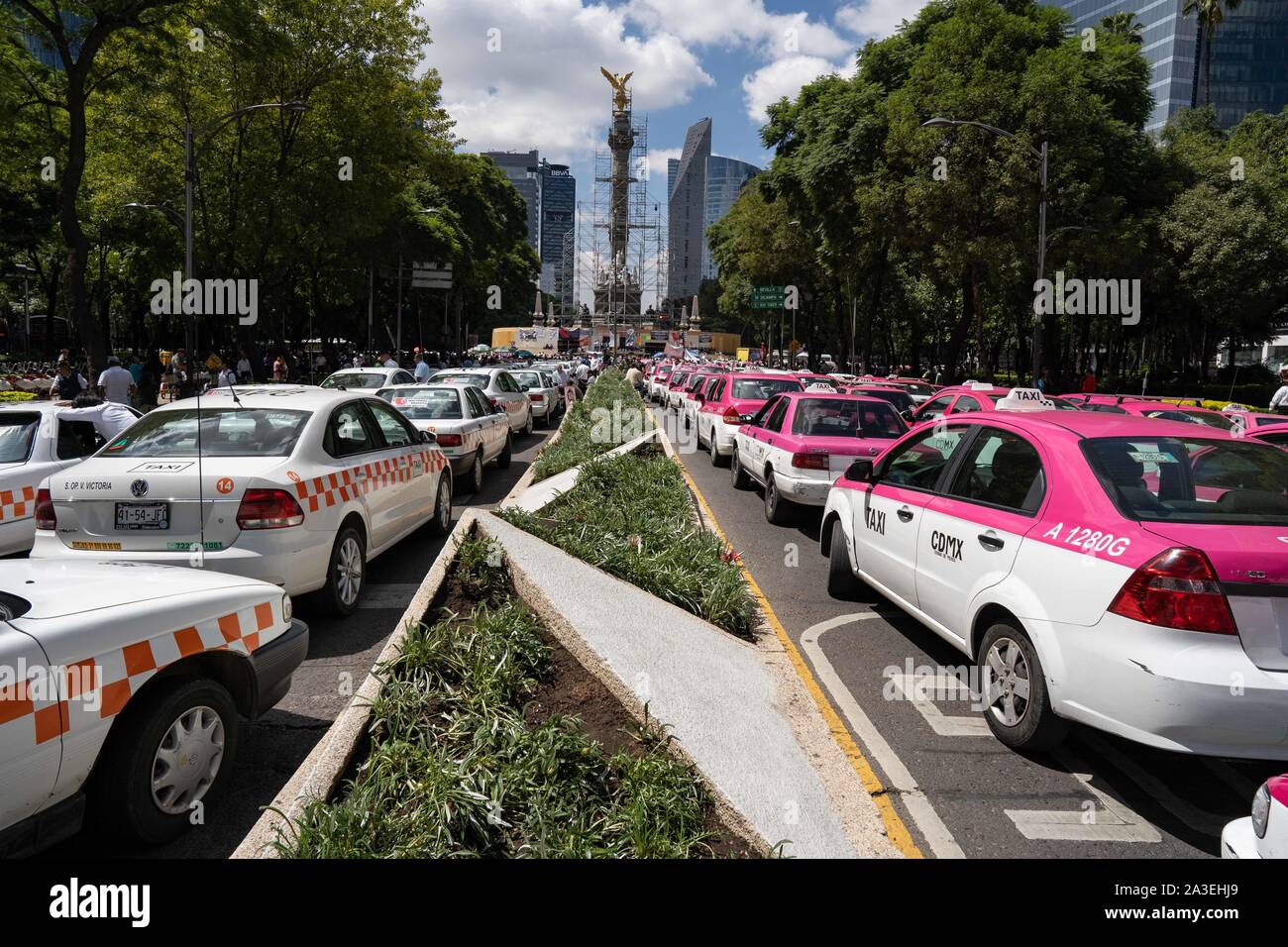 La ville de Mexico, Mexique. 07Th Oct, 2019. Des milliers de taxis sont stationnés sur les routes autour de la statue de l'Ange de l'indépendance pendant la manifestation pour réclamer la suppression des demandes étrangères, des slogans sur les pare-brise lire Fuera Aplicacion transnacionales. Credit : SOPA/Alamy Images Limited Live News Banque D'Images