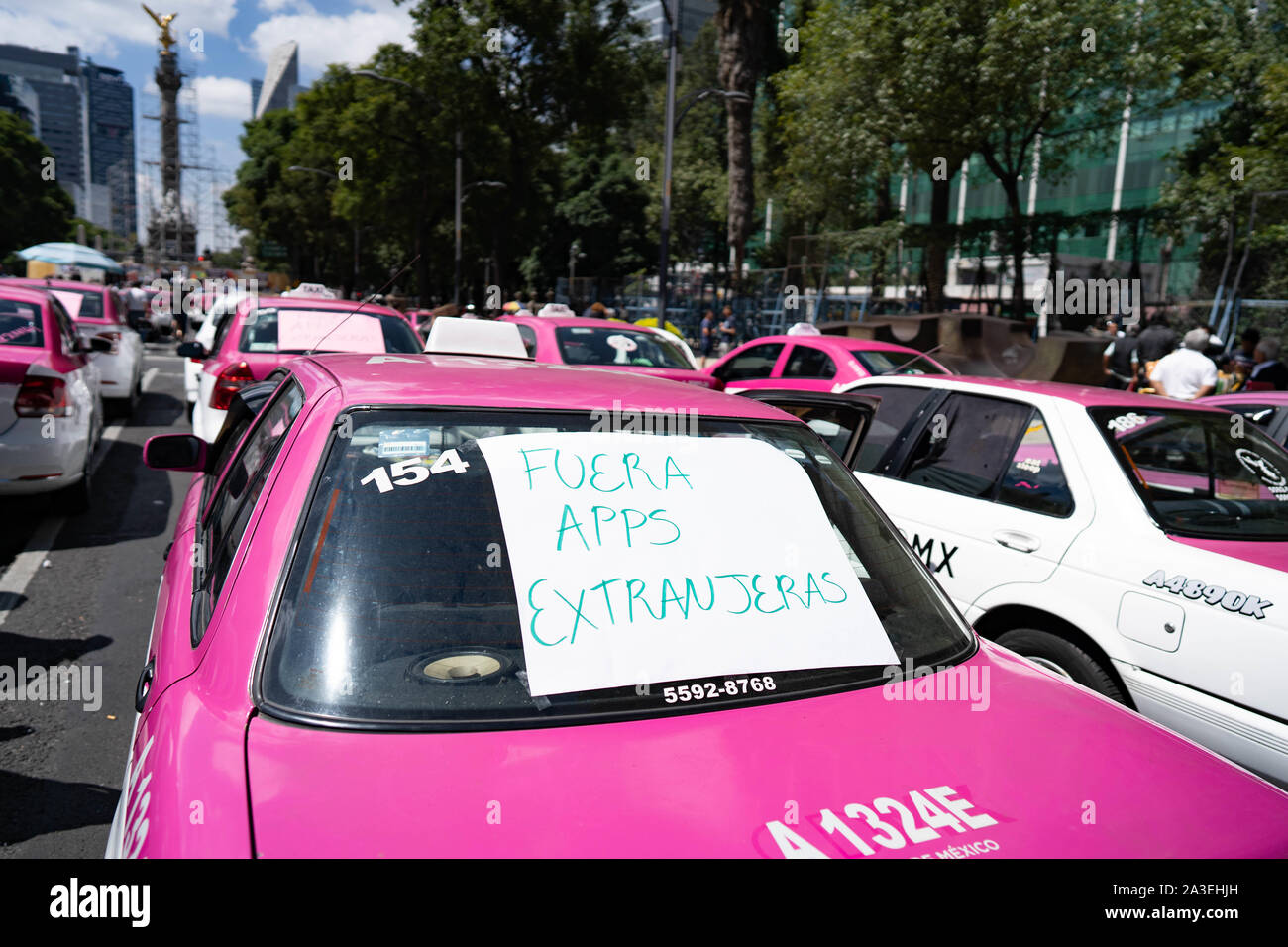 La ville de Mexico, Mexique. 07Th Oct, 2019. Des milliers de taxis sont stationnés sur les routes autour de la statue de l'Ange de l'indépendance pendant la manifestation pour réclamer la suppression des demandes étrangères, des slogans sur les pare-brise lire Fuera Aplicacion transnacionales. Credit : SOPA/Alamy Images Limited Live News Banque D'Images