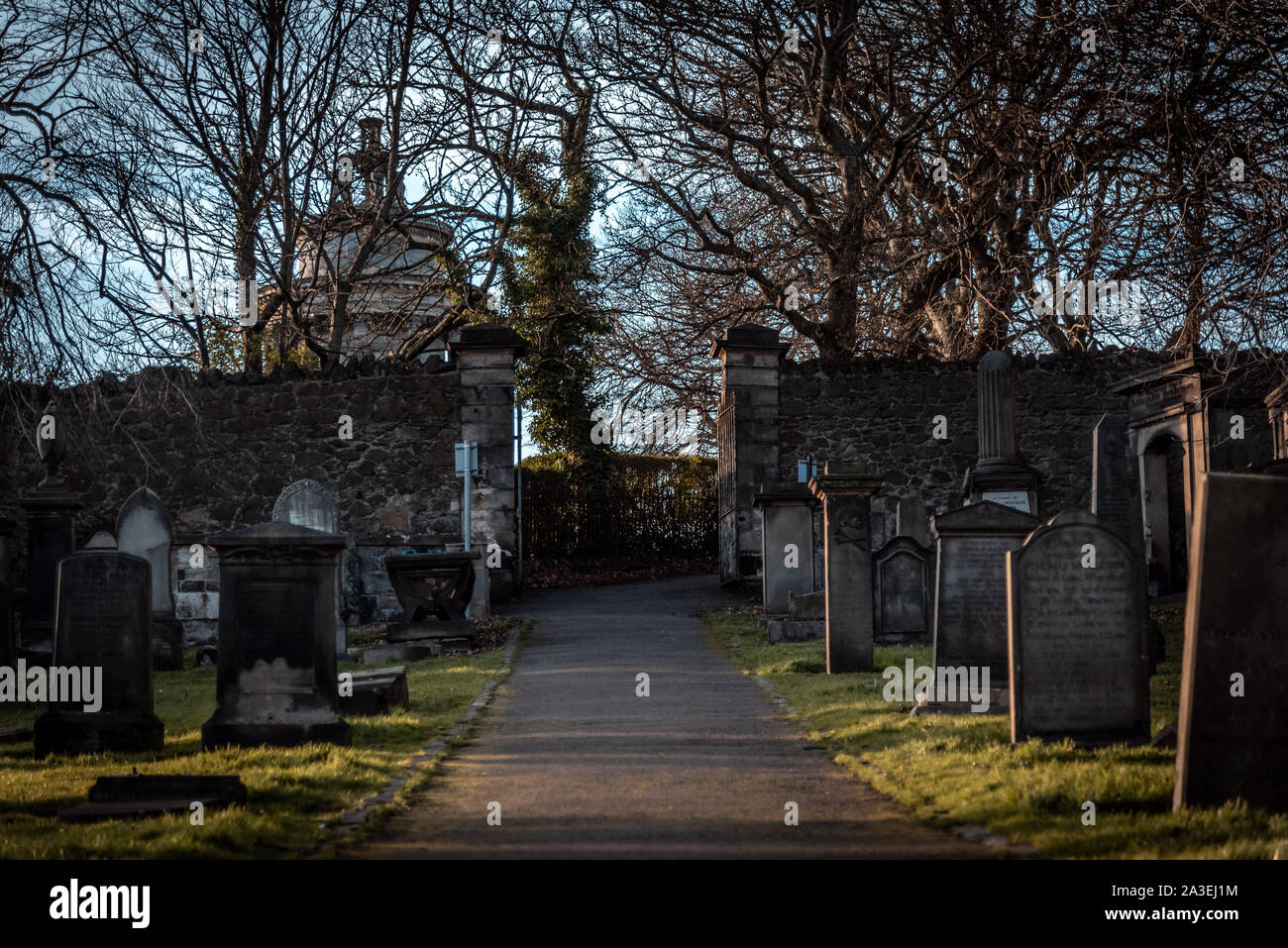 Édimbourg, Écosse 14 décembre 2018 : chemin d'accès à une entrée d'un cimetière avec une porte en fer forgé Banque D'Images