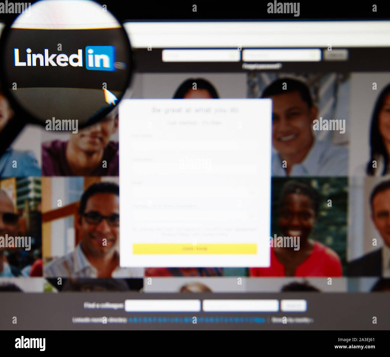Montréal, Canada - Février 2016 - LinkedIn site web photo prise sous une loupe. Linkedin est un professionnel et commercial ne social Banque D'Images
