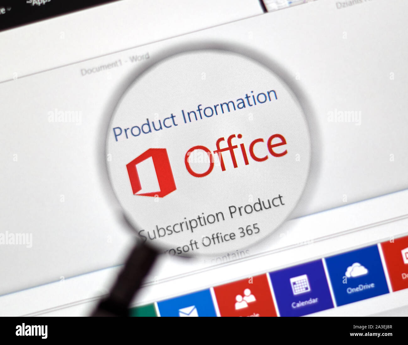 Montréal, Canada - Février 2016 - Microsoft Office 365 sur le web sous loupe. Banque D'Images
