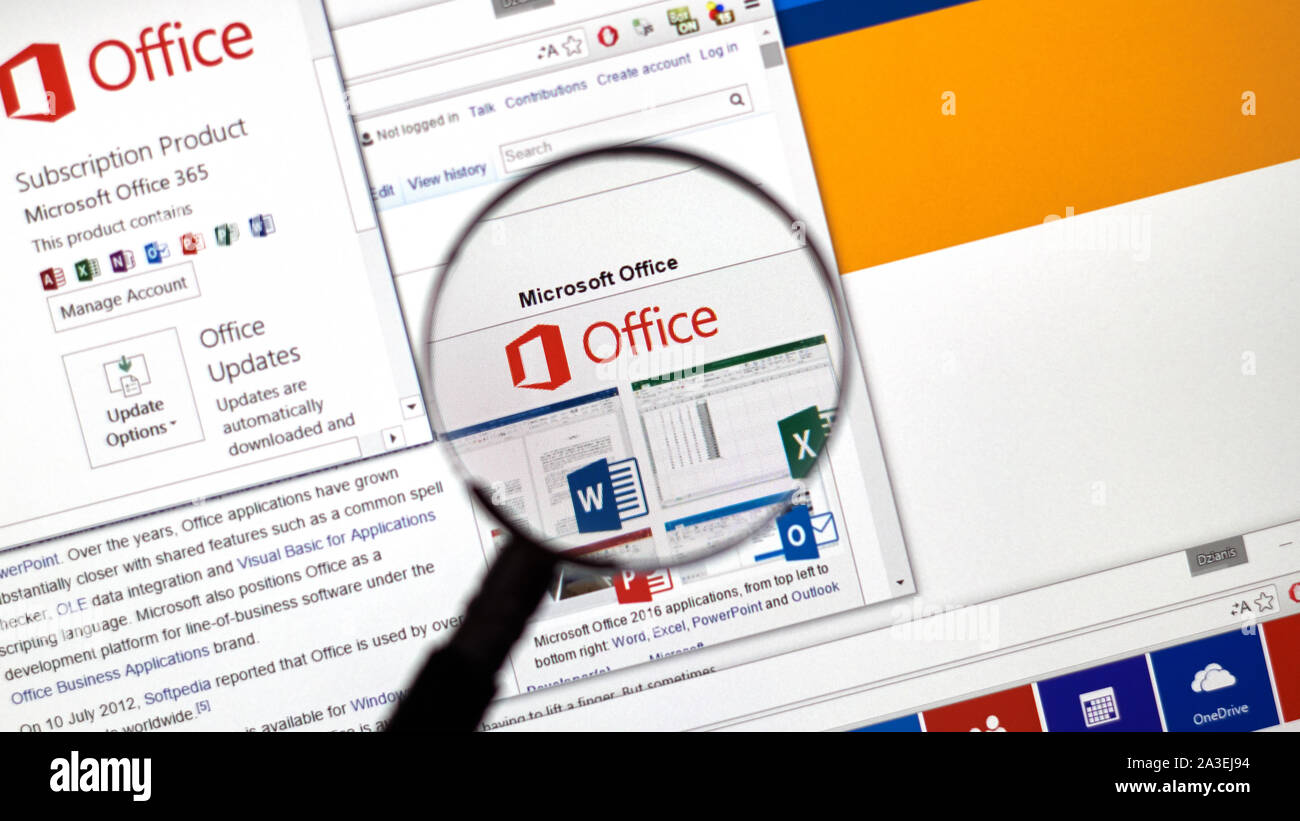 Montréal, Canada - Février 2016 - Microsoft Office 365 sur le web sous loupe. Banque D'Images