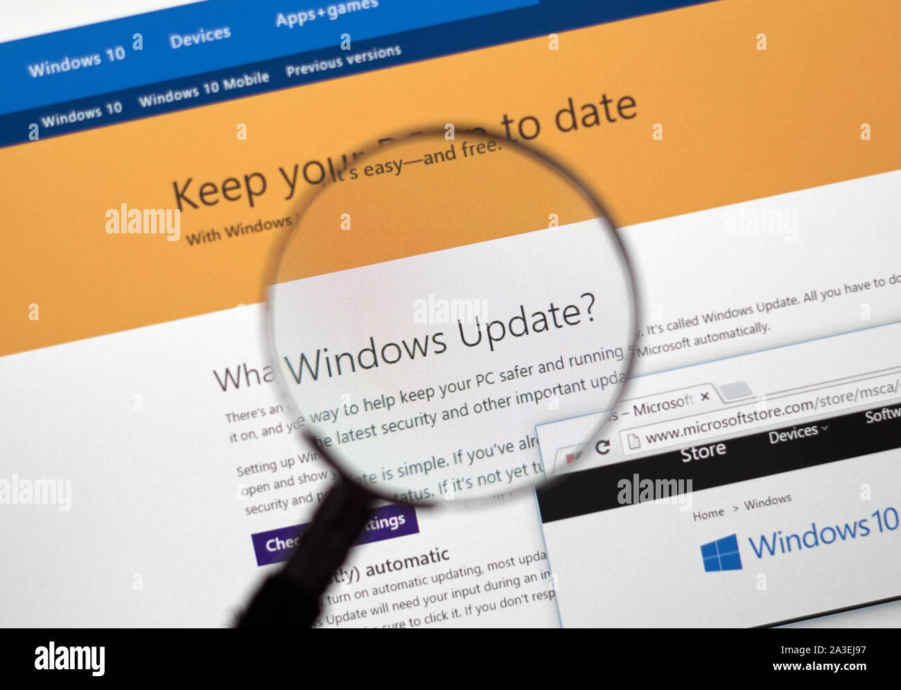 Montréal, Canada - Février 2016 - Mise à jour Microsoft sur le web sous loupe. Banque D'Images