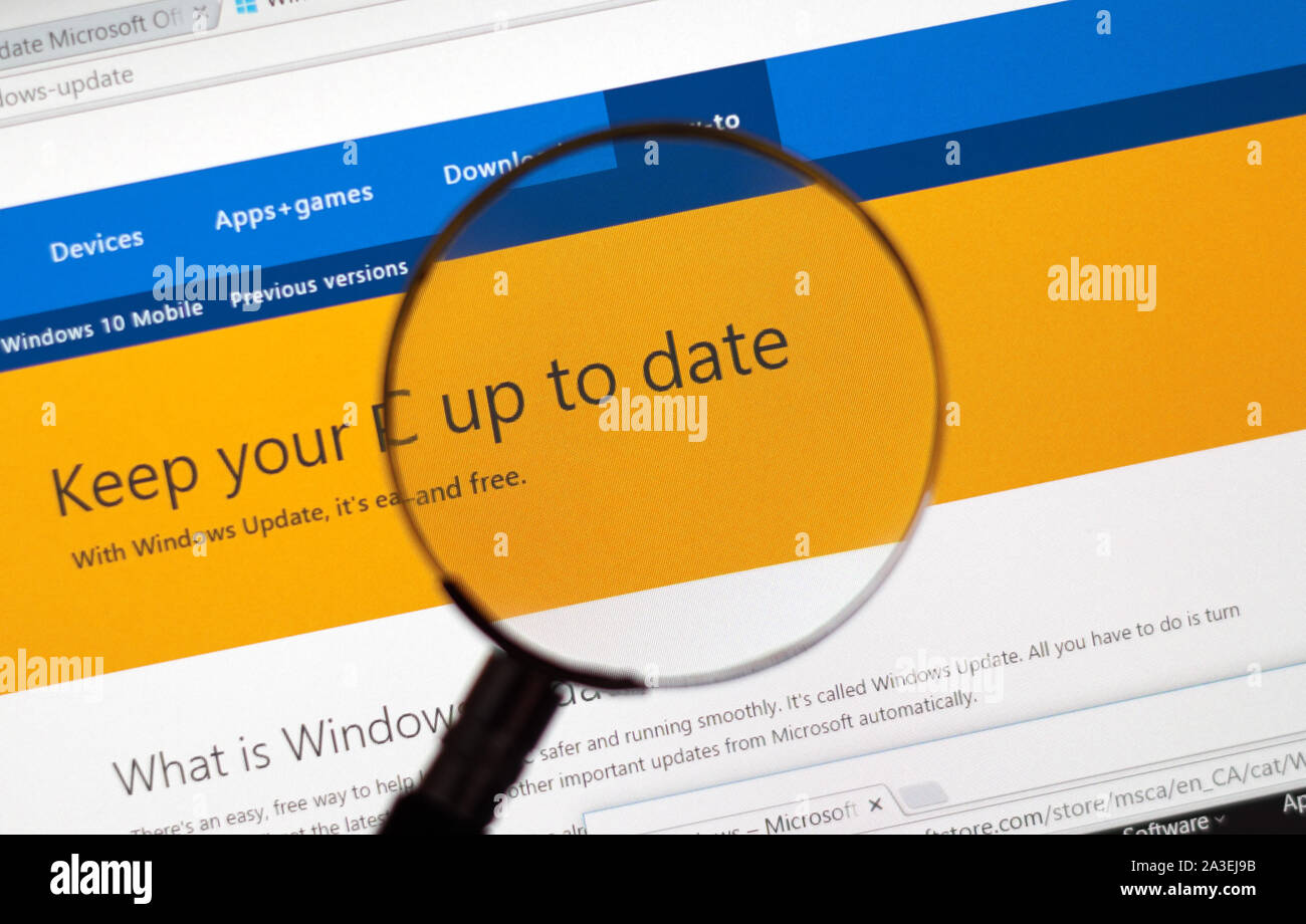 Montréal, Canada - Février 2016 - Mise à jour Microsoft sur le web sous loupe. Banque D'Images