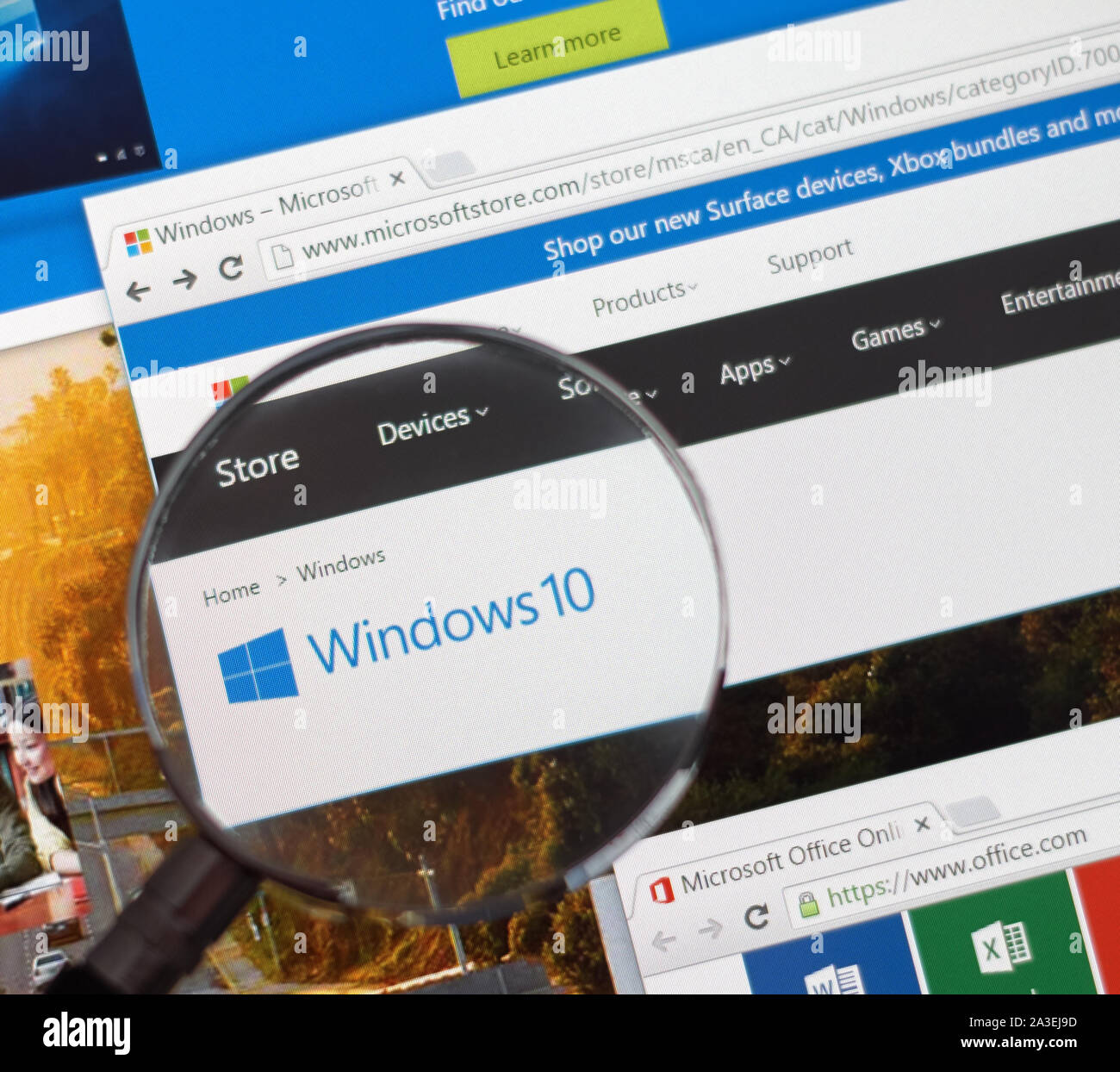 Montréal, Canada - Février 2016 - Microsoft Windows sur le web sous loupe. Banque D'Images