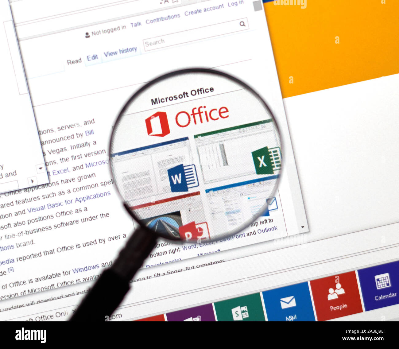 Montréal, Canada - Février 2016 - Microsoft Office 365 sur le web sous loupe. Banque D'Images