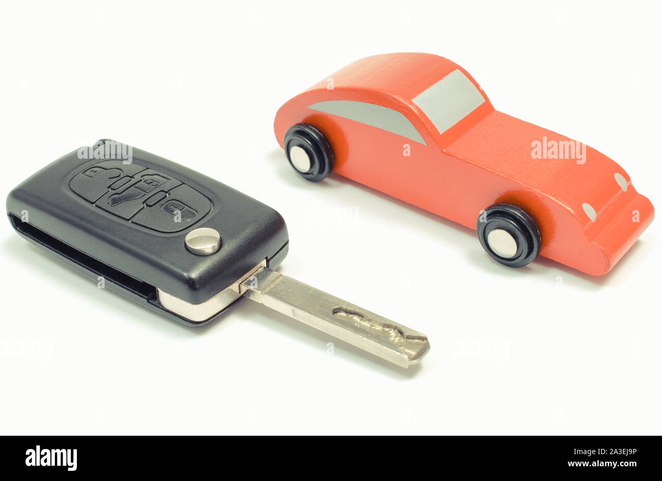 Gros plan du rouge en bois petite voiture et car key, clé du véhicule. Fond blanc Banque D'Images