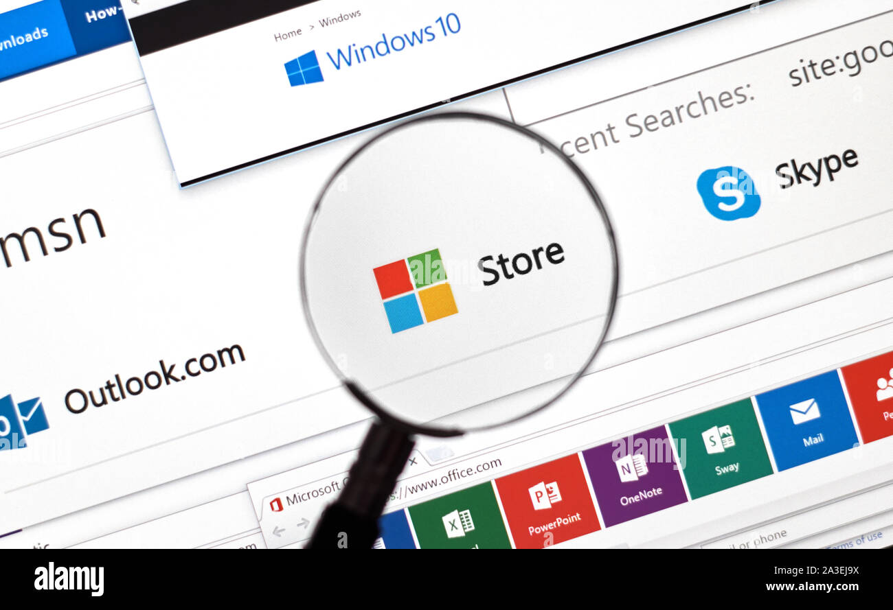 Montréal, Canada - Février 2016 - Microsoft store sur le web sous loupe. Banque D'Images