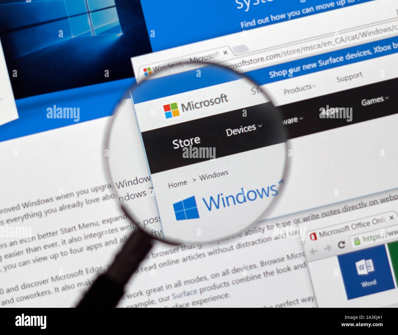 Montréal, Canada - Février 2016 - Microsoft Windows sur le web sous loupe. Banque D'Images