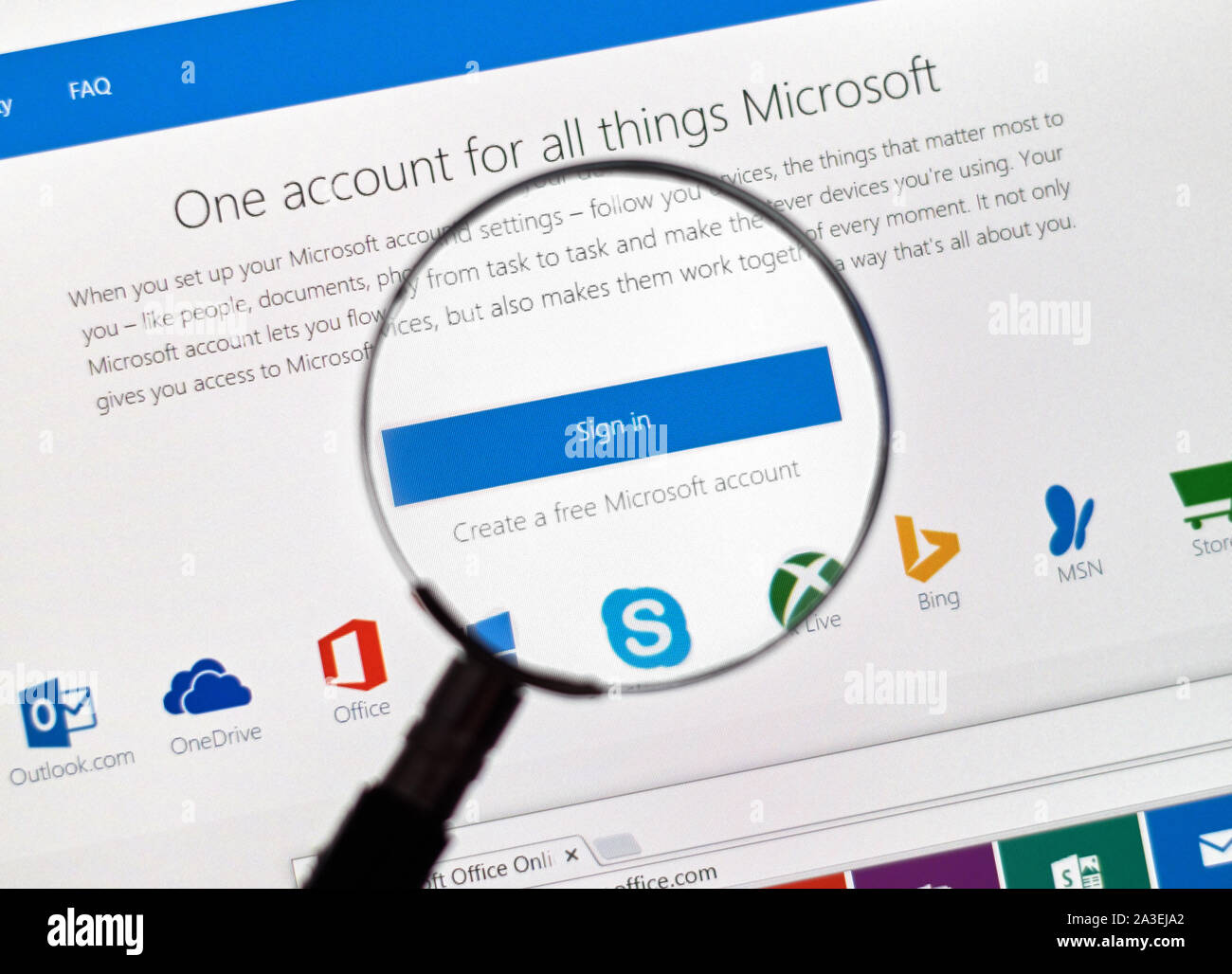 Montréal, Canada - Février 2016 - Microsoft mail et page d'ouverture de comptes sous loupe. Banque D'Images