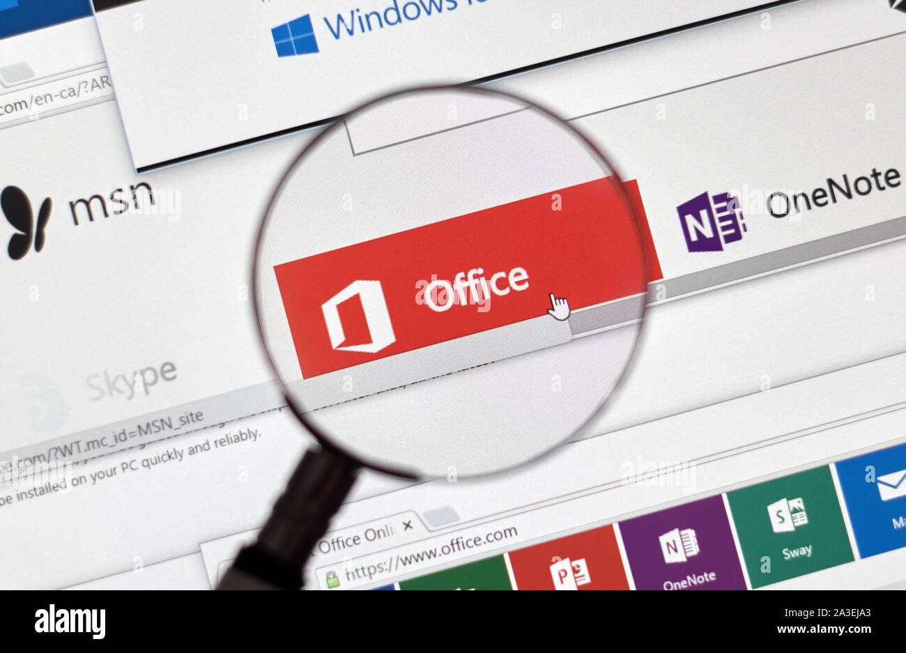 Montréal, Canada - Février 2016 - Microsoft Office 365 sur le web sous loupe. Banque D'Images