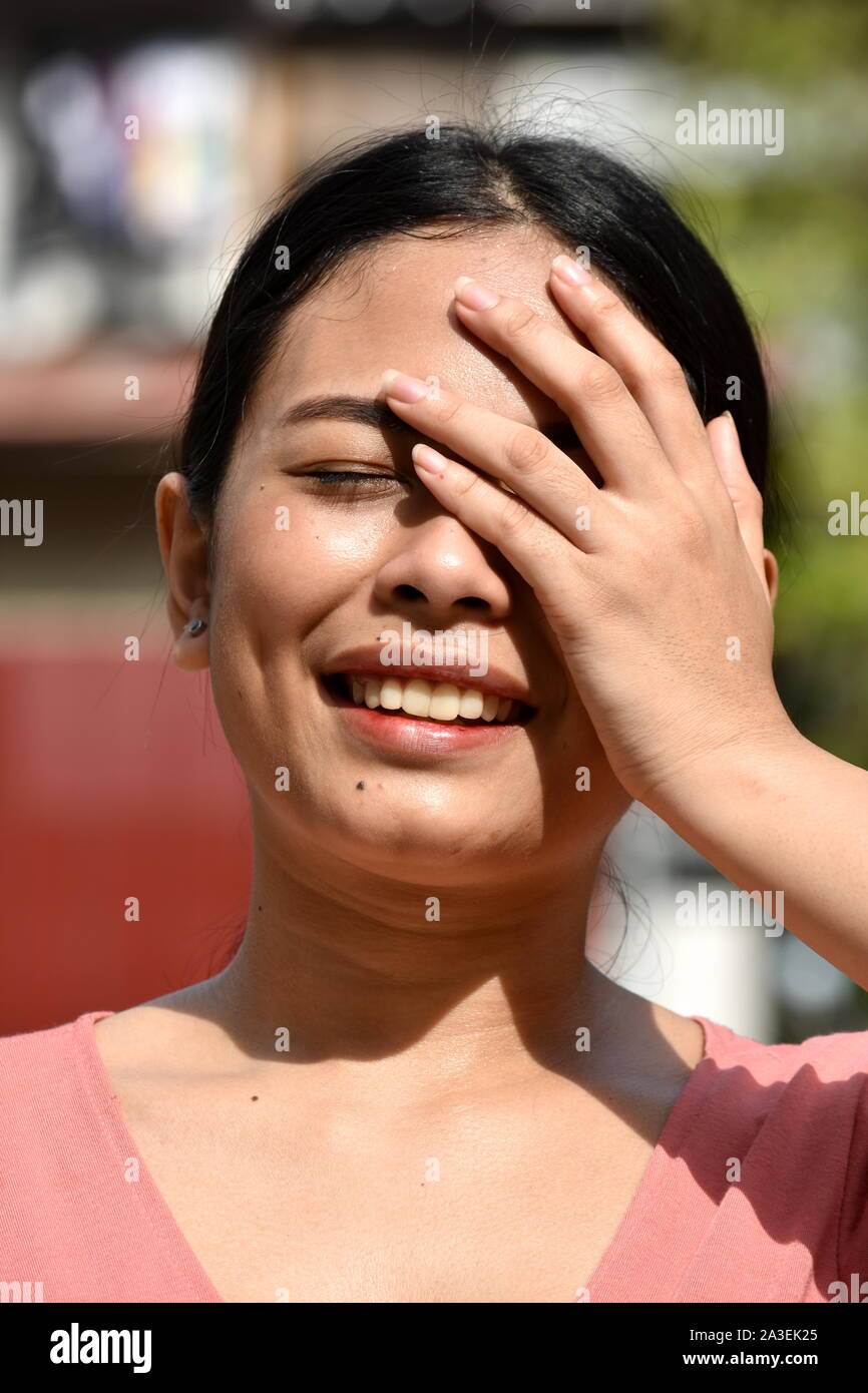 Une femme et la perte de mémoire Banque D'Images