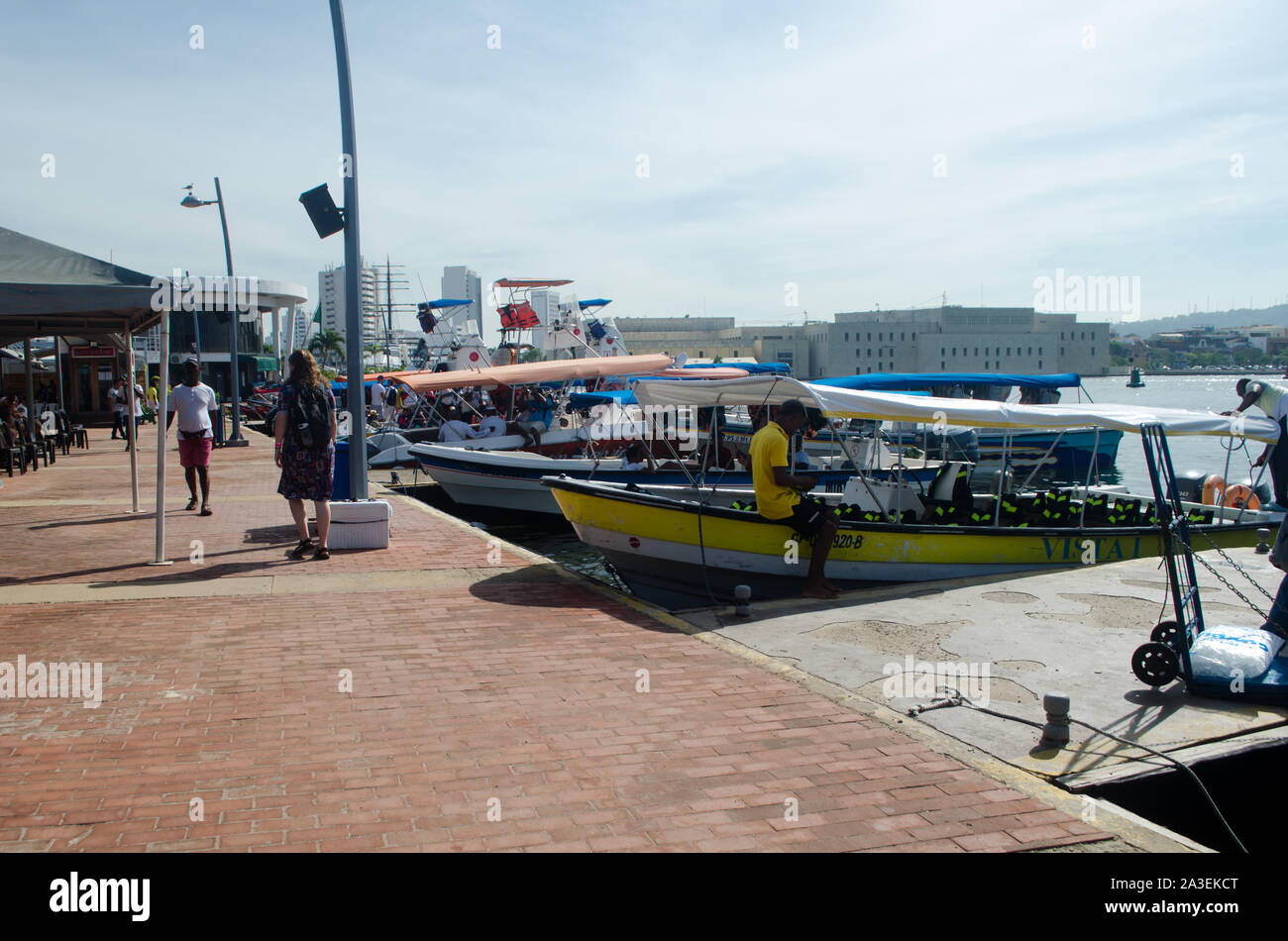Sur le quai touristique Bahia de las Ánimas à Carthagène, le site de départ pour les bateaux de touristes à Playa Blanca et l'Islas del Rosario Banque D'Images