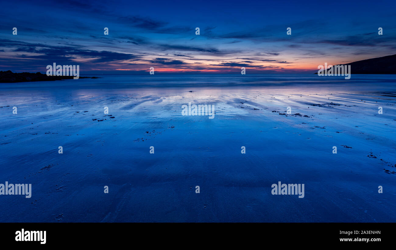 Crépuscule sur la baie de l'Église sur la côte d'Anglesey, dans le Nord du Pays de Galles Banque D'Images