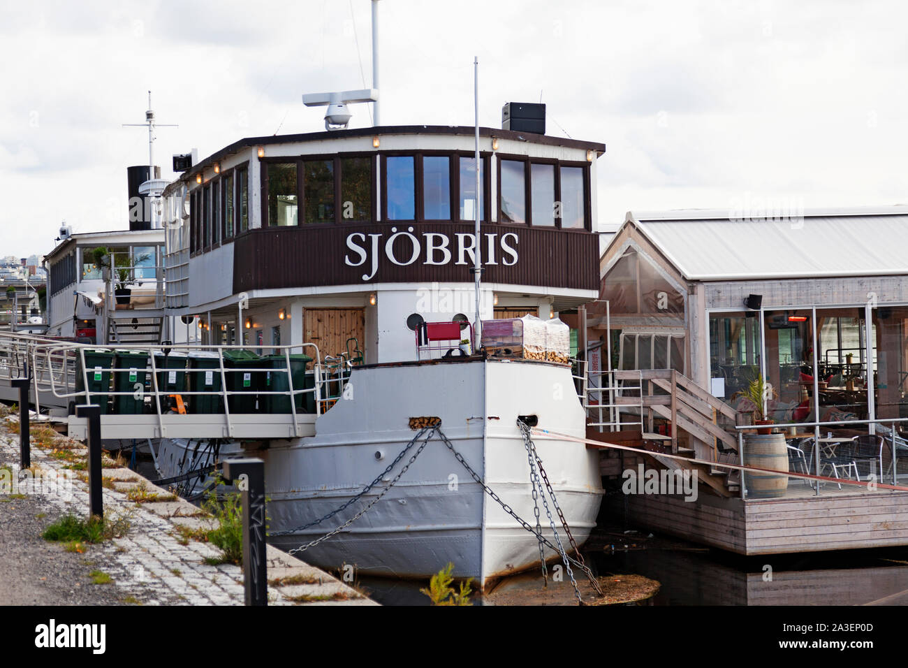 Umea, Suède Norrland - Octobre 2, 2019 : bateau restaurant au bord de la rivière où fermé pour la saison Banque D'Images