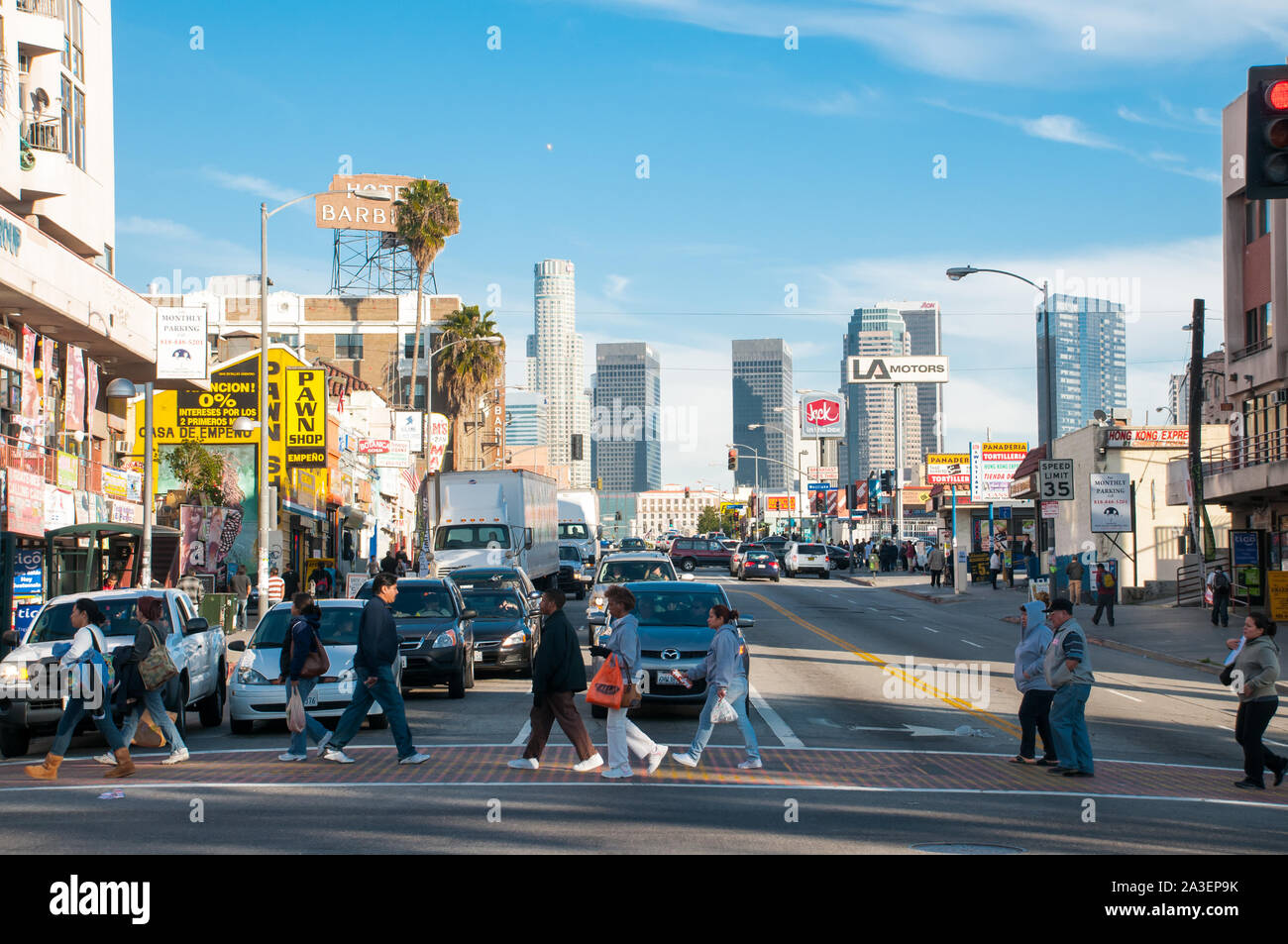 Les personnes qui traversent la rue au centre-ville de Los Angeles, le 15 juillet 2015 - Los Angeles, CA Banque D'Images