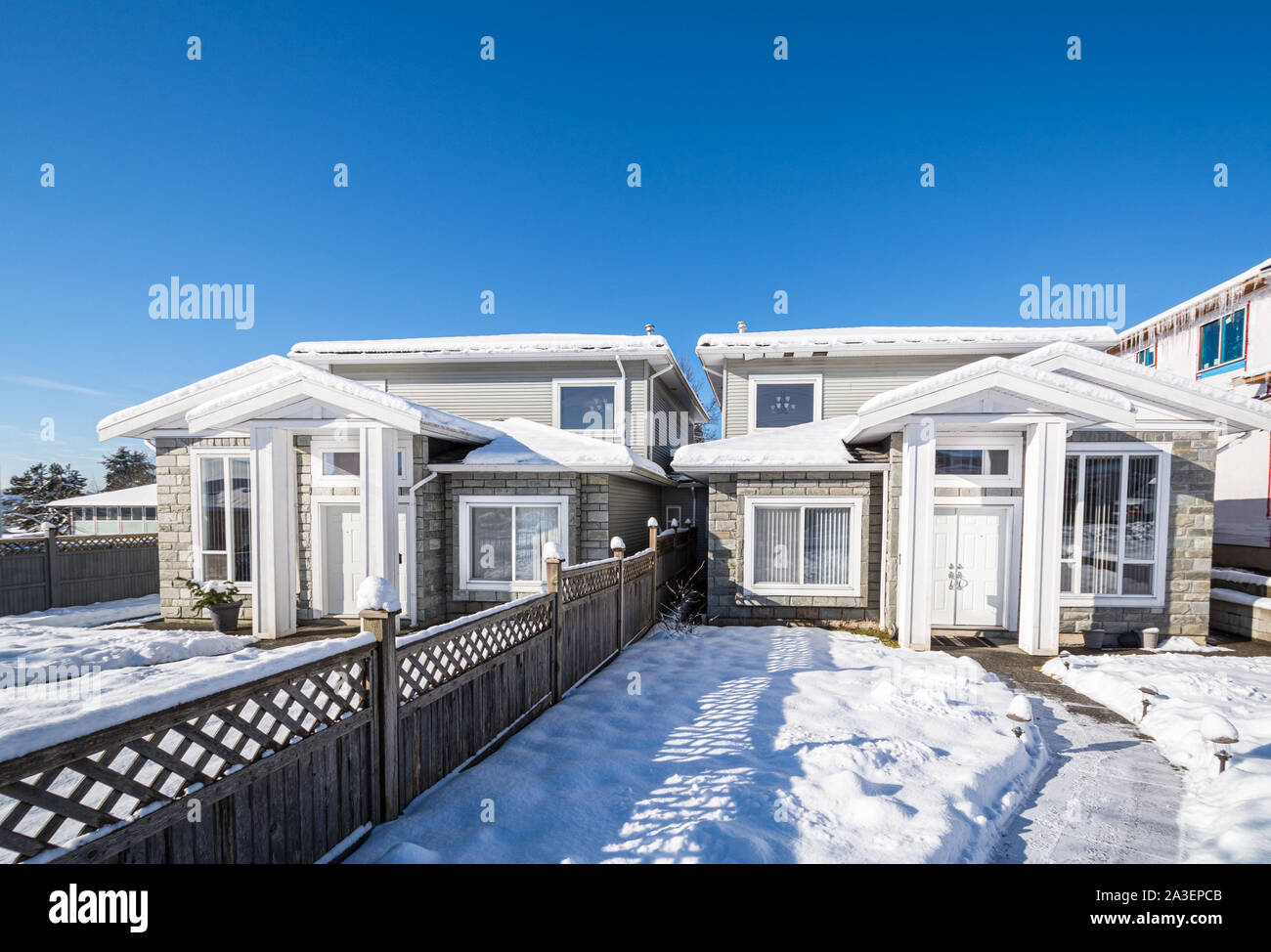 Chambre duplex résidentielle avec en cour avant sur la neige d'hiver journée au Canada Banque D'Images