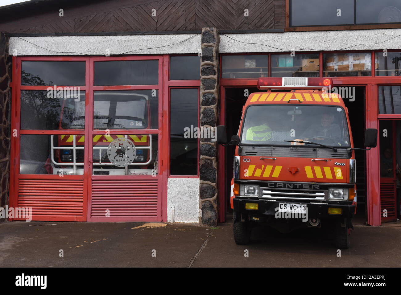 Camion de pompier à l'extérieur de la station de pompiers.Hanga Roa est la capitale de l'île de Pâques au Chili, l'île dans le sud-est de l'océan Pacifique. Le village compte environ 5 000 habitants, qui comprend entre 87 et 90 pour cent de la population totale de l'île. L'exclusion d'un petit pourcentage toujours engagés dans la pêche traditionnelle et l'agriculture à petite échelle, la majorité de la population est engagé dans le tourisme qui est la principale source de revenus. Banque D'Images