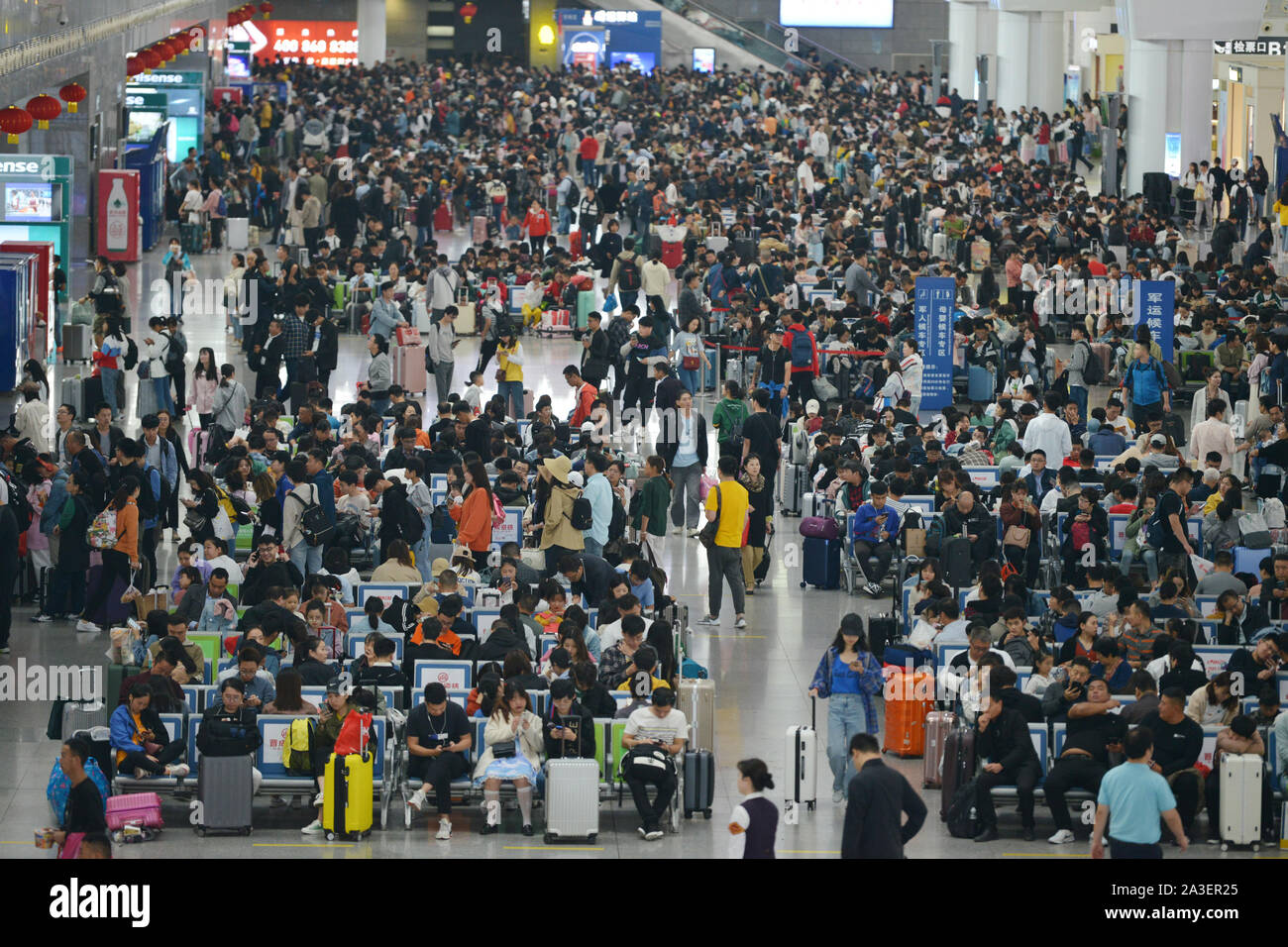 Nanjing, Nanjing, Chine. 8 octobre, 2019. ¯Â¼Å à Nanjing'CHINE-Octobre 7, 2019, le dernier jour de la fête nationale de la Golden Week, grande vitesse ferroviaire La gare du sud de Nanjing a marqué le sommet de l'écoulement des passagers de retour. Selon China National Railway Co., Ltd., le dernier jour de la Journée nationale de vacances, le chemin de fer a marqué le plus haut sommet de l'écoulement des passagers de retour, prévu pour envoyer 16,79 millions de passagers, un autre 1260 trains de passagers, le plus grand nombre de trains supplémentaires durant la journée nationale de vacances. Crédit : SIPA Asie/ZUMA/Alamy Fil Live News Banque D'Images