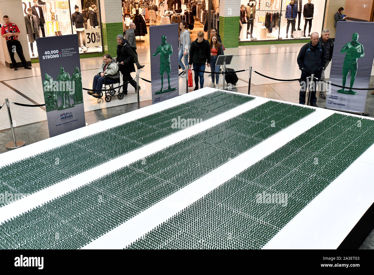 Les membres de l'opinion publique un modèle d'étude de 40 000 militaires qui représentent chaque personne médicalement renvoyés de l'Armée en 20 ans et n'est dévoilé à l'Arndale Centre de Manchester. Banque D'Images