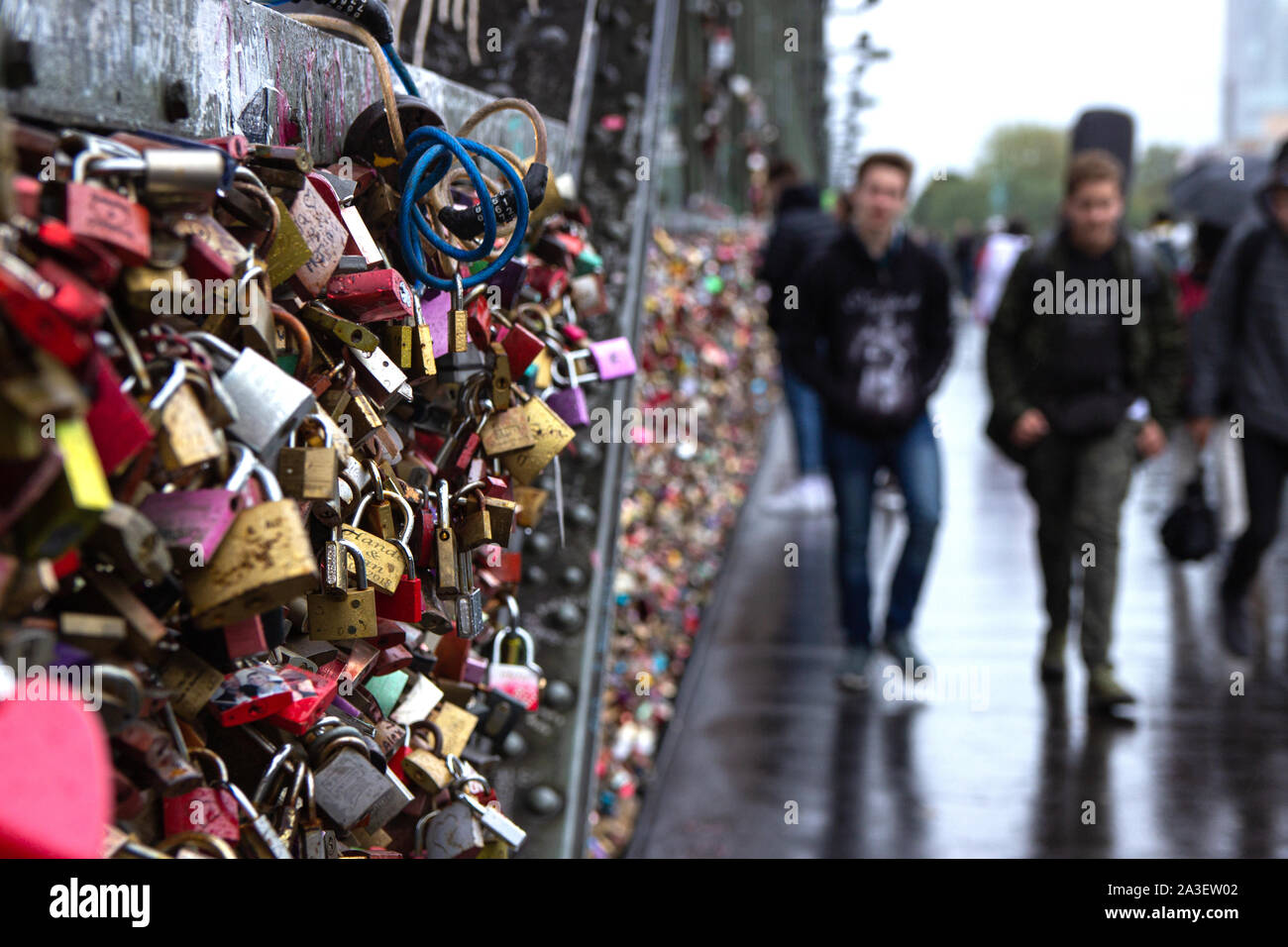 COLOGNE, ALLEMAGNE - 10,2019 : des milliers de l'amour amoureux qui serrures verrou au pont Hohenzollern pour symboliser leur amour. Banque D'Images