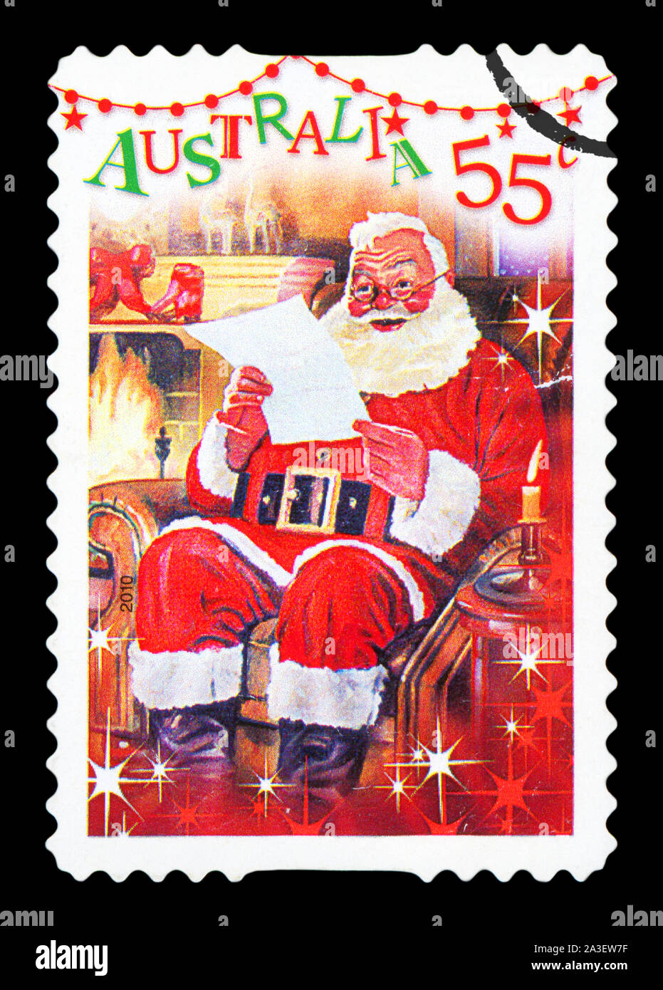 L'AUSTRALIE - circa 2010 : un timbre-poste utilisé à partir de l'Australie, représentant une scène de fête de Santa Claus la lecture d'une lettre par la cheminée, vers 2010. Banque D'Images