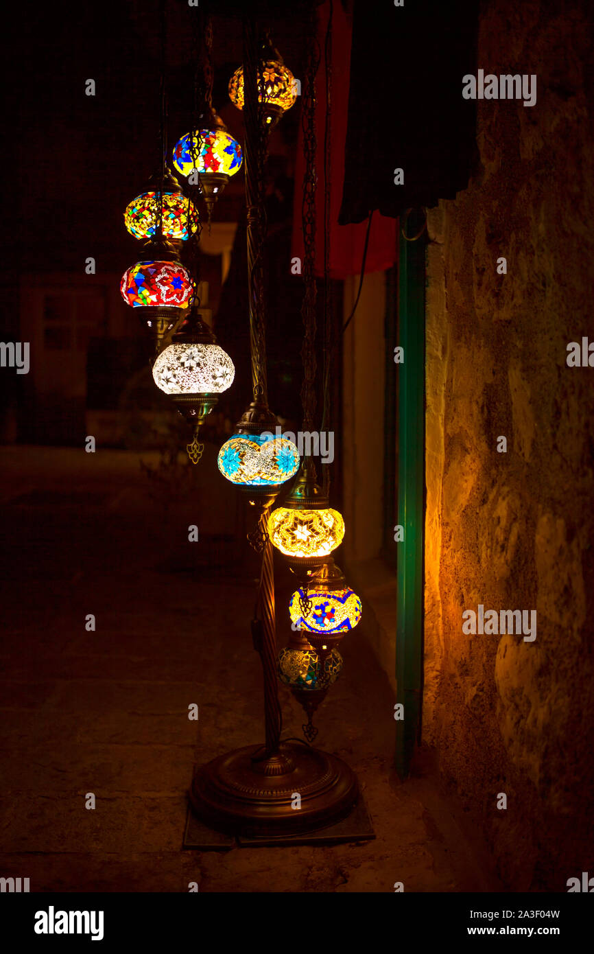 La rue la nuit avec lampes turques dans la vieille ville Banque D'Images