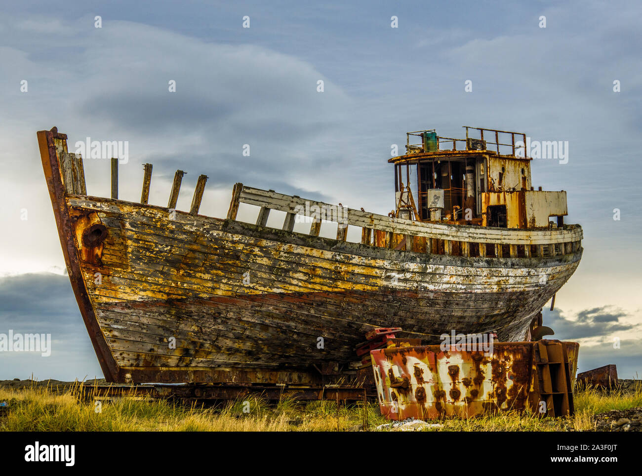Vieux bateau chalutier abandonné à Akranes Harbour West Islande Islande Banque D'Images
