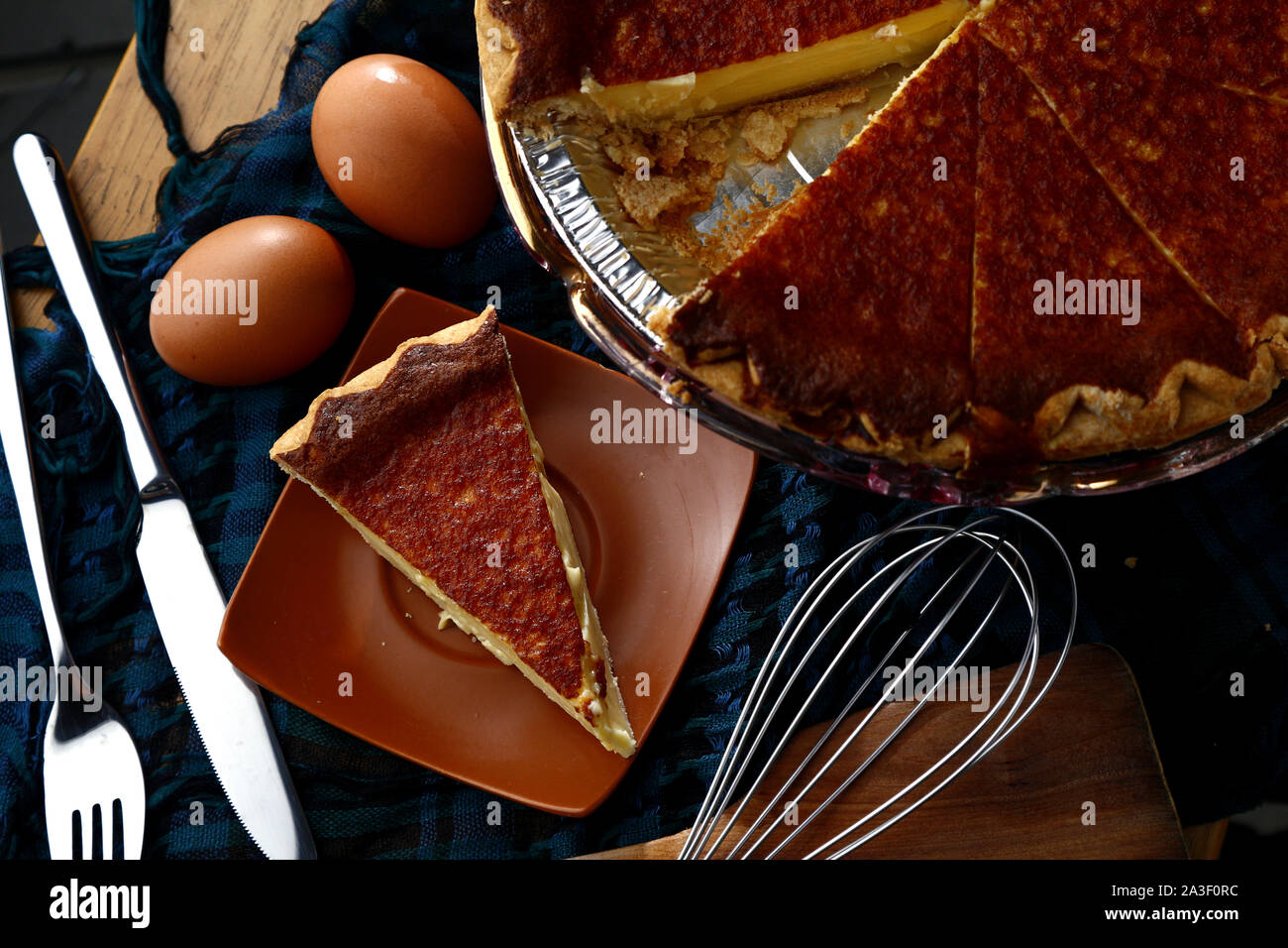 Photo de tranches de gâteau d'oeufs fraîchement cuits au four Banque D'Images