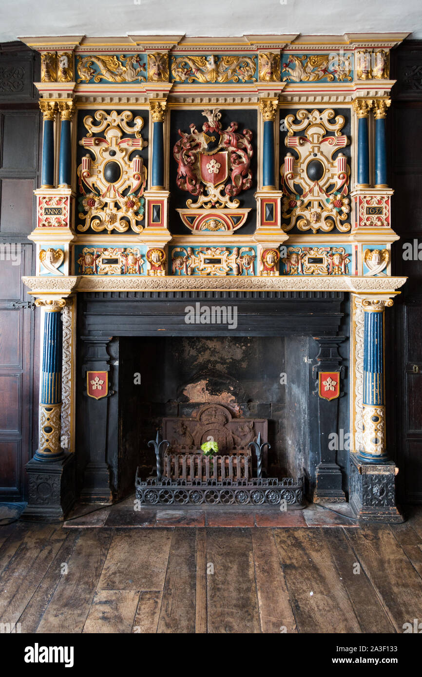 Ancien, orné, décoré d''une cheminée datant de 1637 dans le salon du maire, Leicester Guildhall, England, UK Banque D'Images