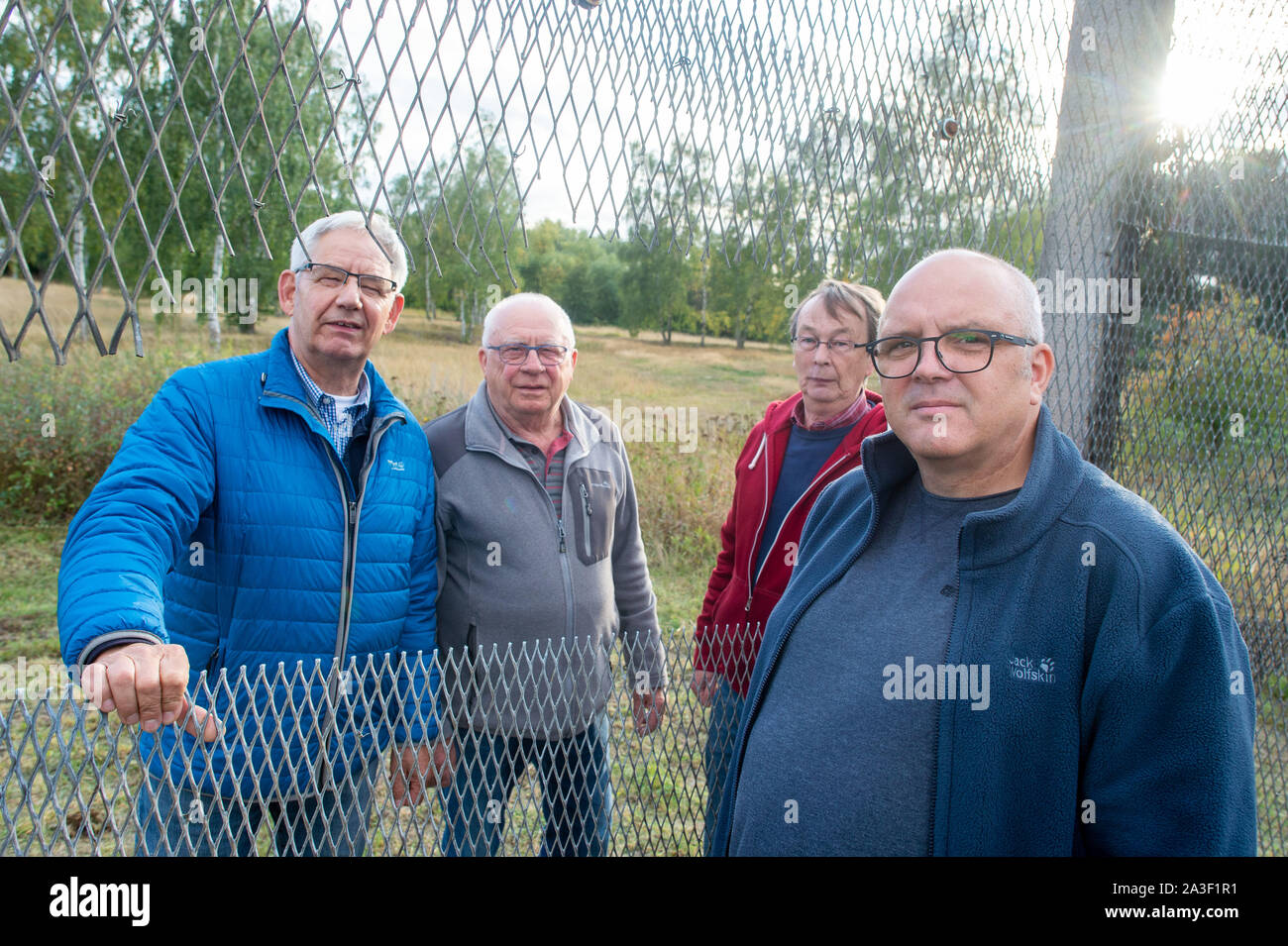 19 septembre 2019, la Saxe-Anhalt, Wülperode : l'ex-police fédérale des frontières Lothar Engler (l-r), l'ex-agent des douanes Rudolf Becker, l'ancien gouvernement fédéral Wolfgang garde-frontière et de l'ex-soldat Roehl des troupes frontalières Knut Ludwig stand au reste de la clôture de la frontière fortifications de la RDA. Un parking surveillé la frontière à l'Est, l'autre à l'ouest. Ils savaient beaucoup de choses sur l'autre, mais pas tout, ils disent aujourd'hui. Pendant plusieurs années, ex-délimiteurs régulièrement dans les montagnes du Harz. (Dpa 'Ils endurent contrastes - anciens garde-frontières de l'Orient et Occident se rencontrent Banque D'Images