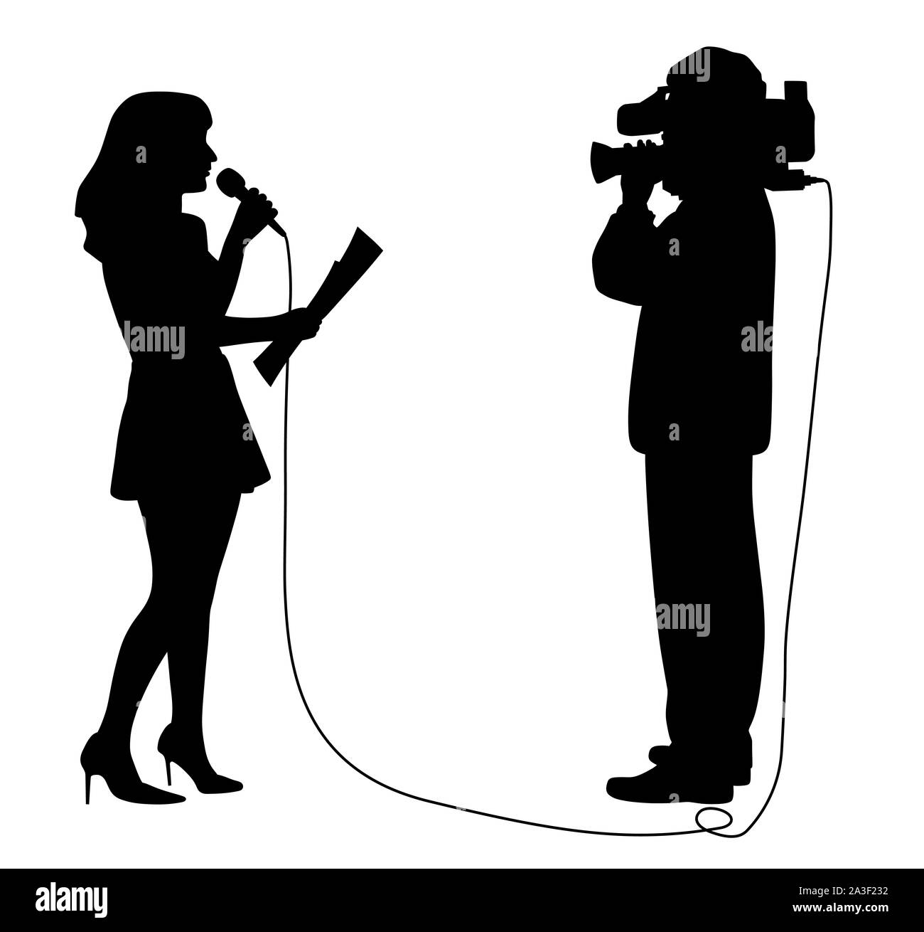 News reporter cameraman et présentatrice de faire le reportage. Le président est un présentateur présentatrice lecture papier en face de l'opérateur de caméra de diffusion. Banque D'Images