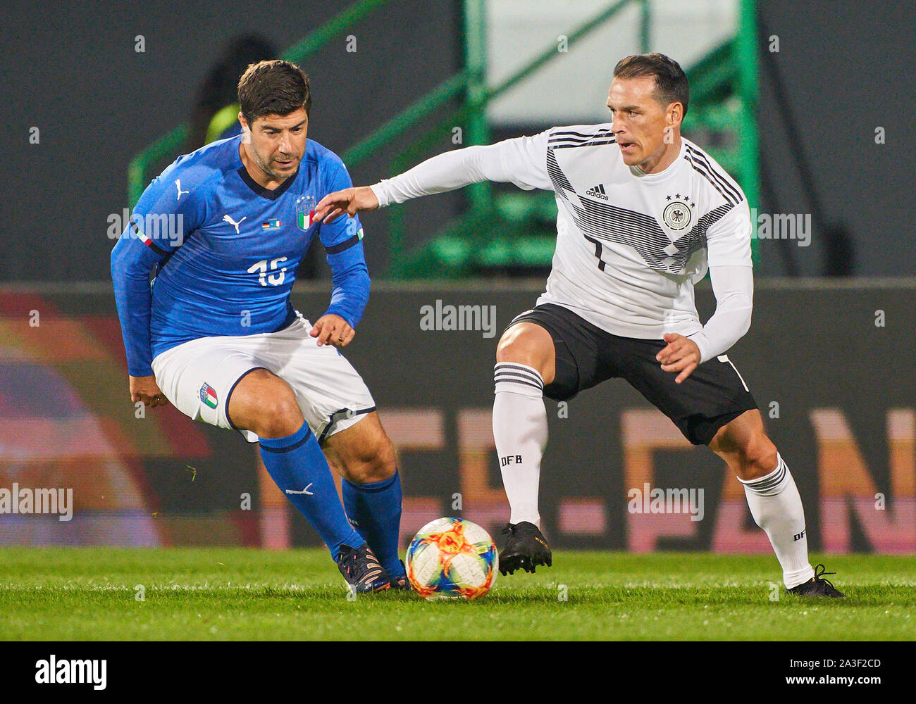 Fürth, Allemagne, October 07, 2019 Giuliano GIANNICHEDDA, ITA 15 All Stars en concurrence pour la balle, s'attaquer, duel, l'en-tête, zweikampf, action, lutte contre Piotr TROCHOWSKI, DFB ALLEMAGNE N° 7 All Stars all-stars - ITALIE AZZURRI ALL STARS 3-3, Ligue de football allemande , Fürth, Allemagne, 07 octobre 2019 Saison 2019/2020 © Peter Schatz / Alamy Live News Banque D'Images