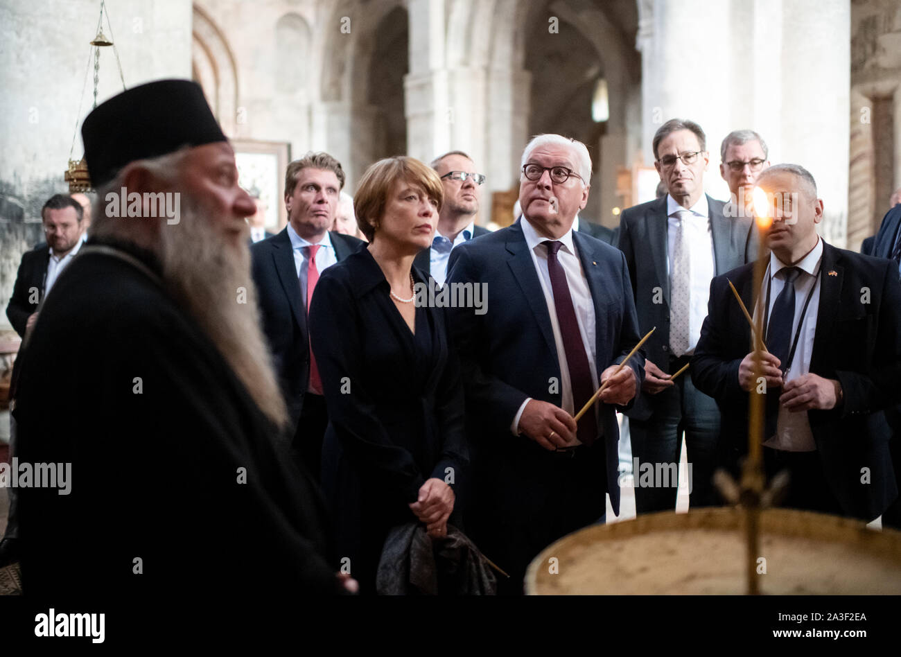 Alawerdi, Géorgie. 05Th Oct, 2019. Président fédéral Frank-Walter Steinmeier et son épouse Elke Büdenbender sont dirigés par l'archevêque David von Alawerdi (l) par le Alawerdi monastère dans la région de Kakheti. Président M. Steinmeier et son épouse sont sur une visite d'Etat de deux jours en Géorgie. Crédit : Bernd von Jutrczenka/dpa/Alamy Live News Banque D'Images